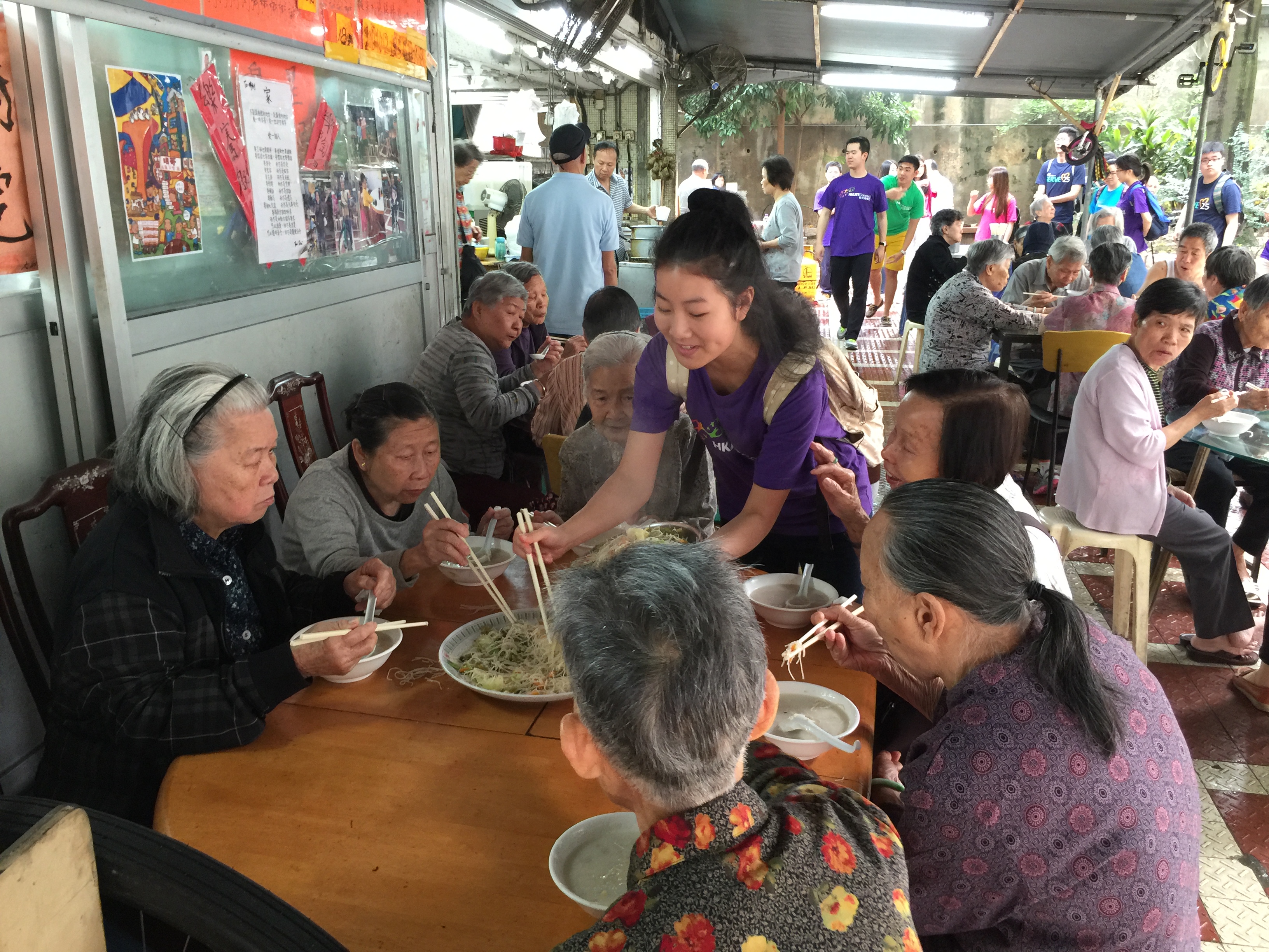 Distributing congee and vermicelli to the elderly