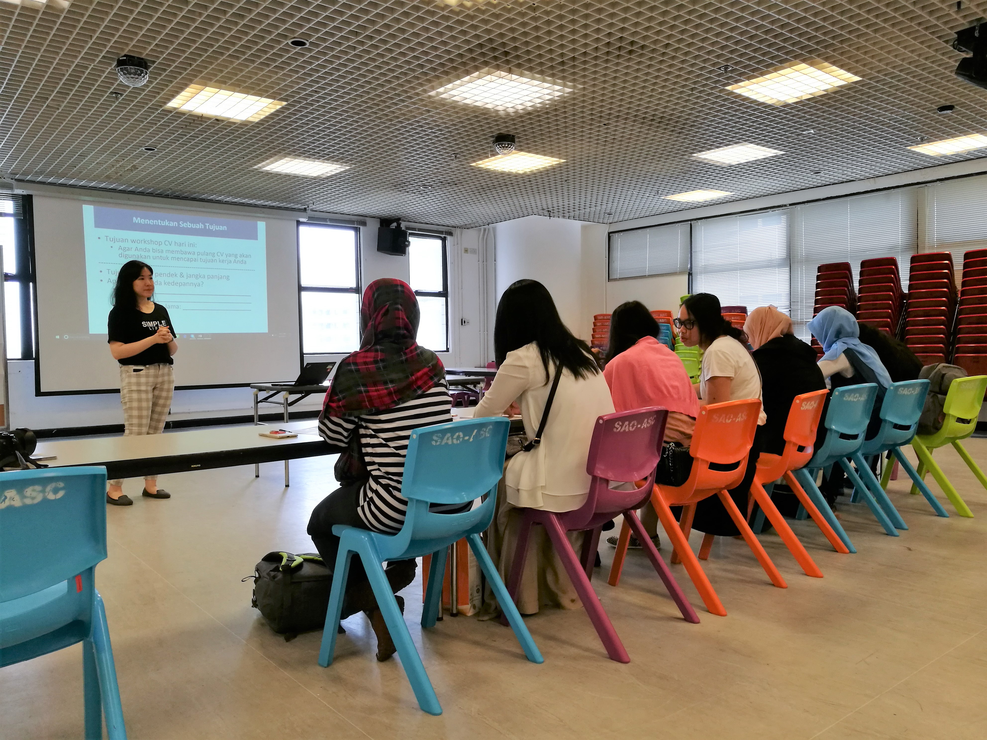 Volunteers holding workshops for the Indonesian migrant workers