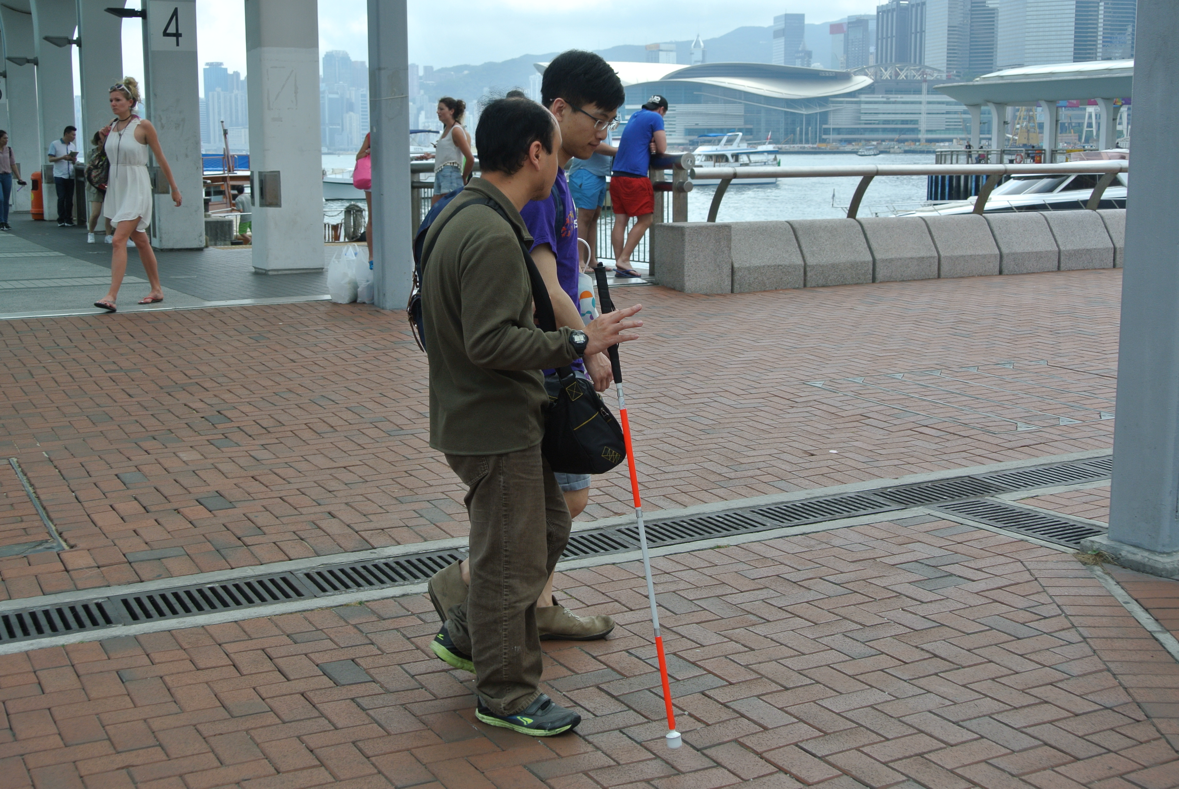 Volunteer leading a VIP to explore a new place