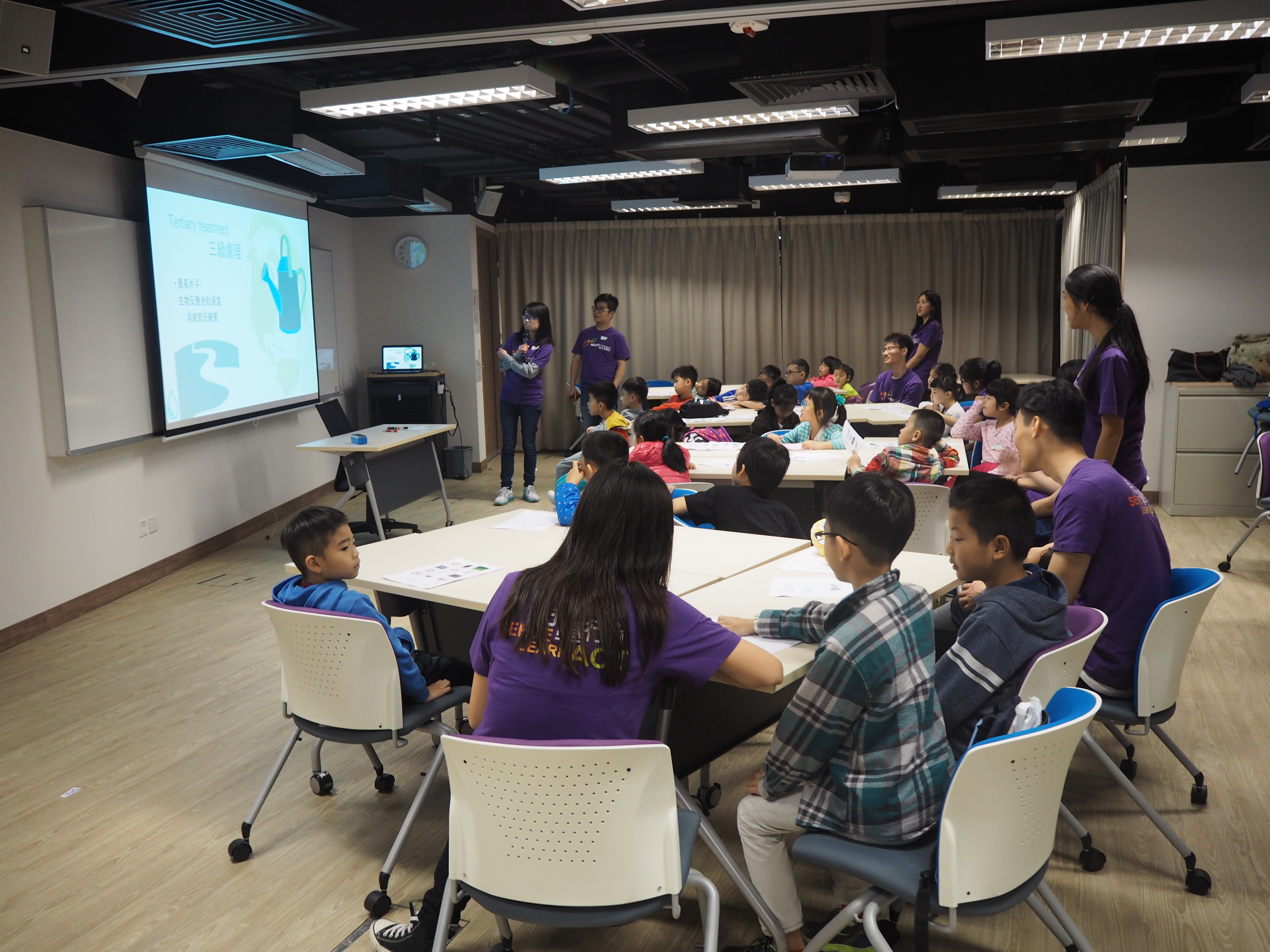 Volunteers giving a mini-lecture about water resources in Hong Kong