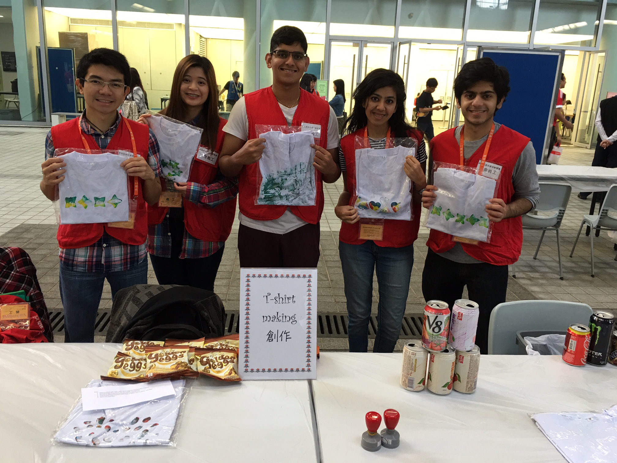 Volunteers helping in the T-shirt making booth