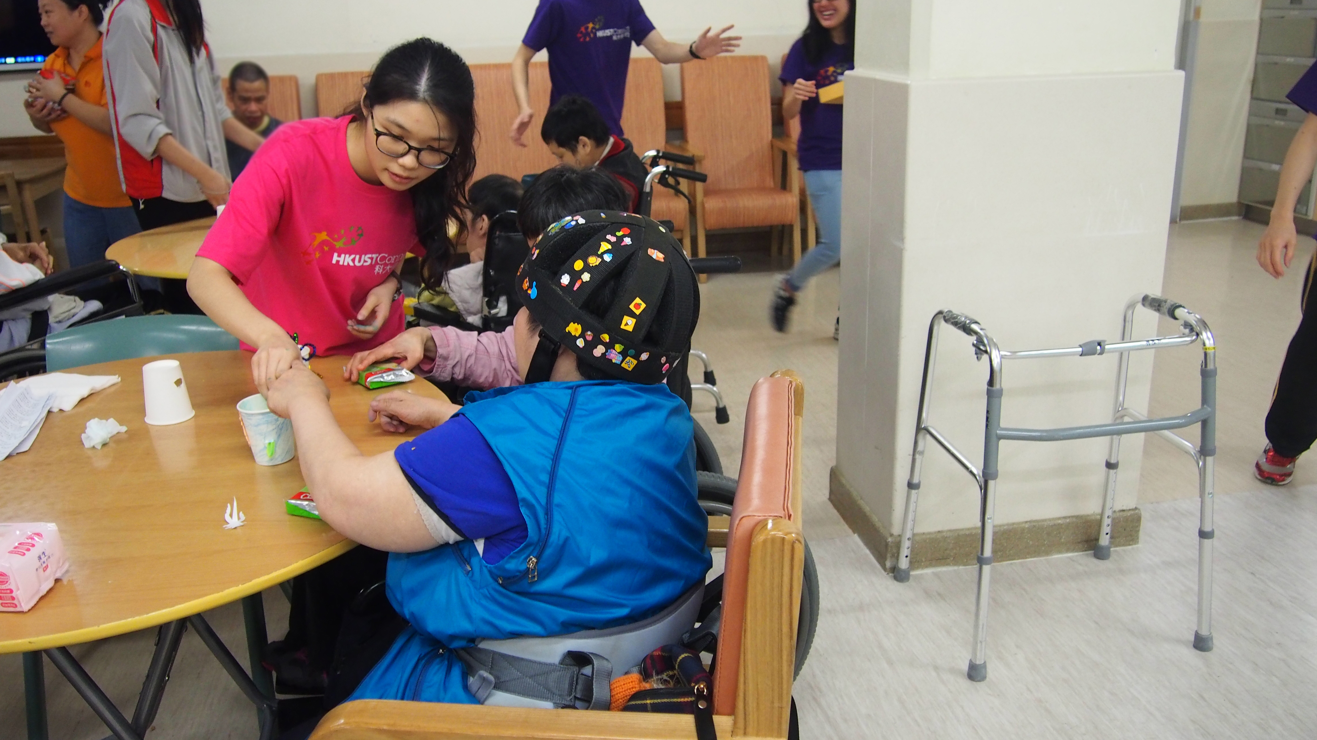Making handicraft with the service recipients