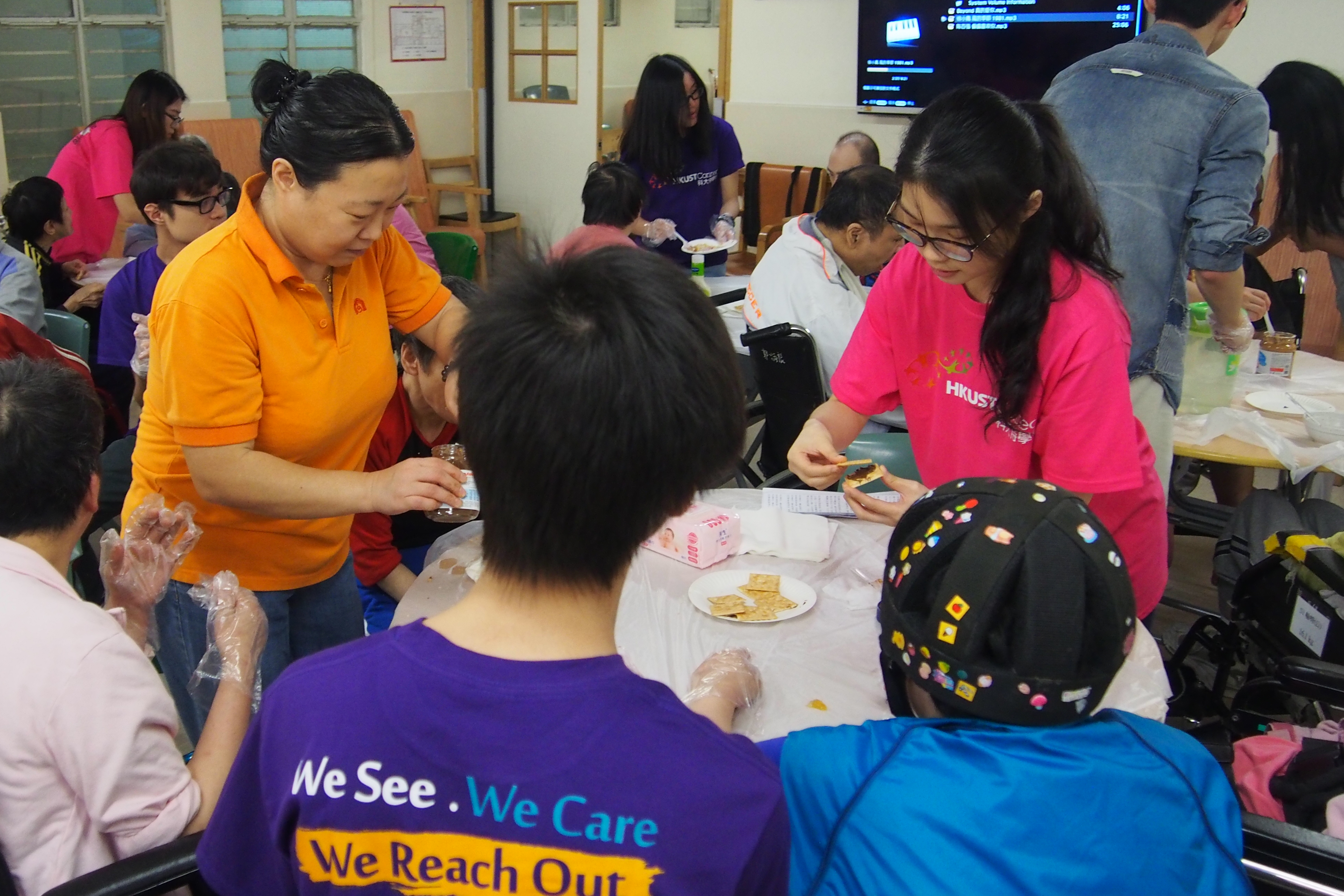 Chatting while making simple snacks together