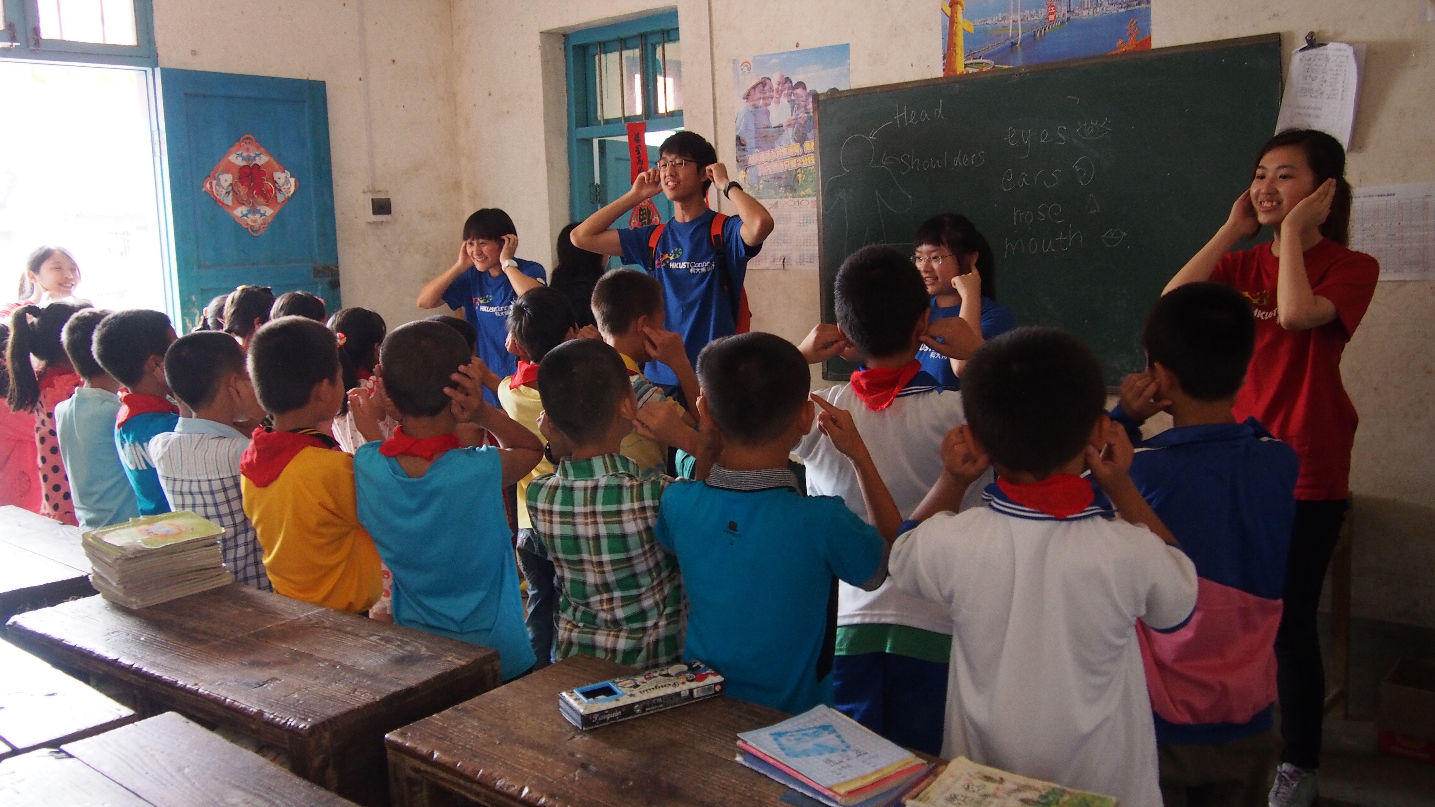 Volunteers singing "Head and Shoulders" to teach English