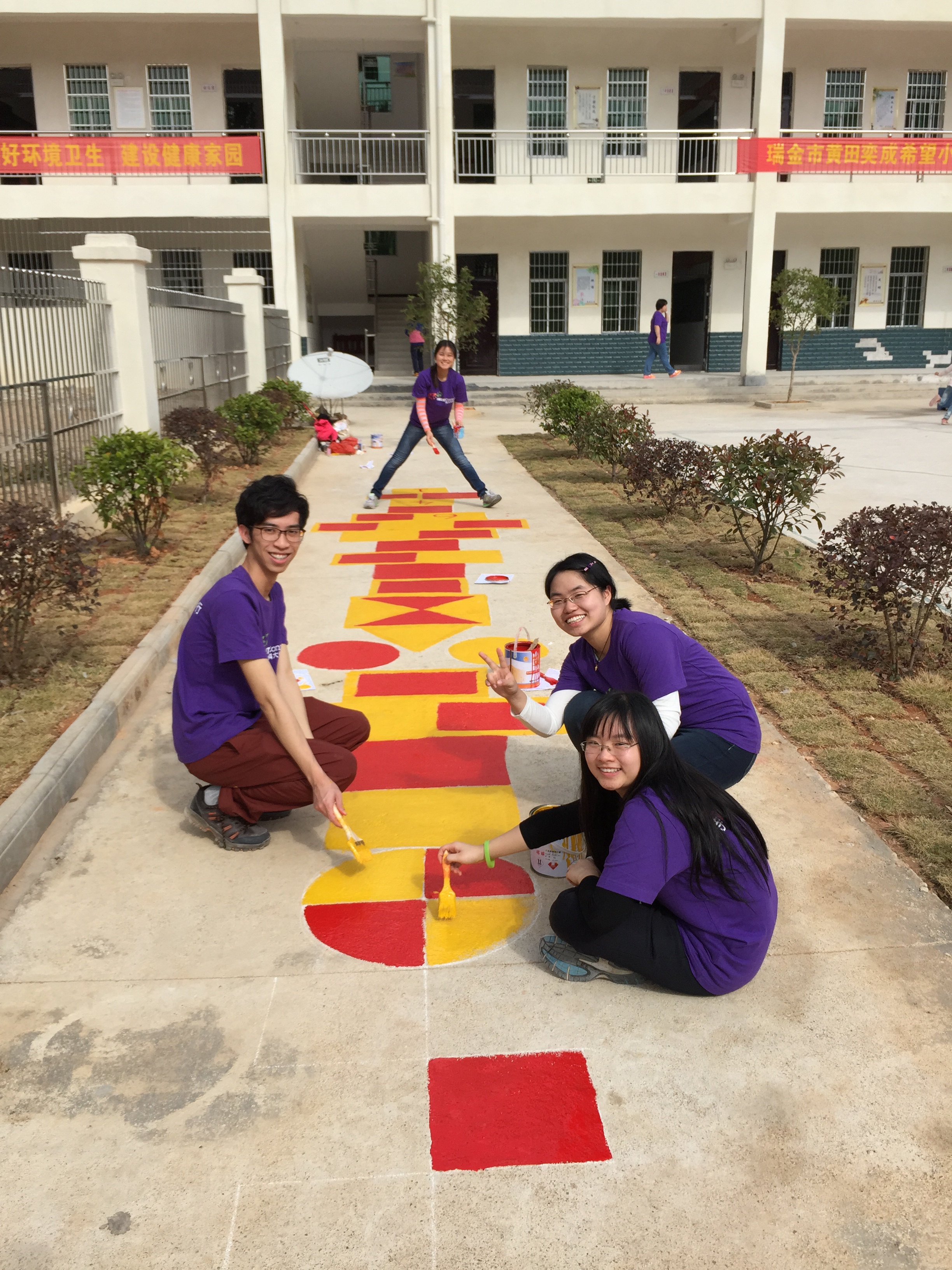 Volunteers drawing "Hopscotch" (跳飛機) on campus