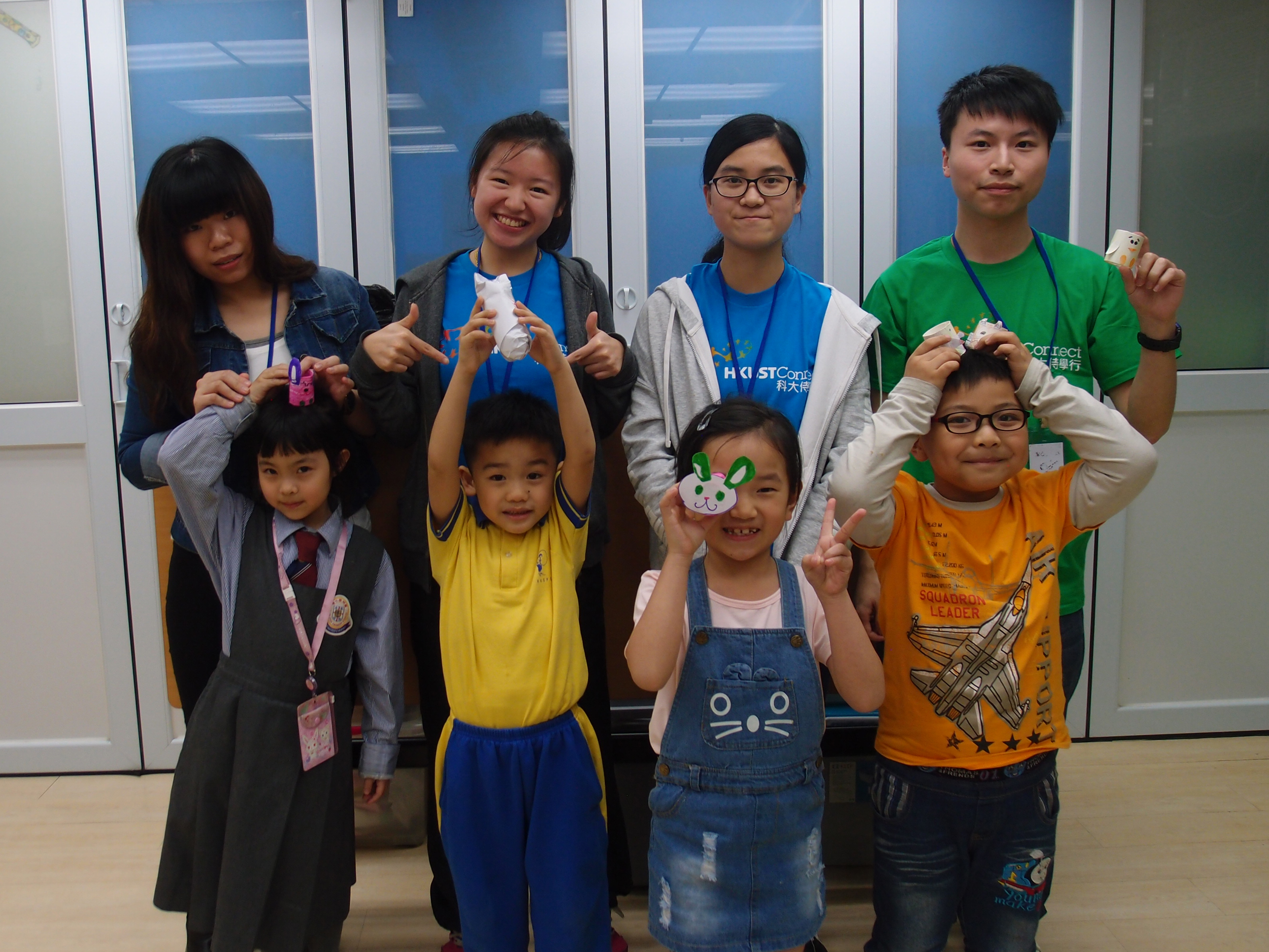 Volunteers and children showing the handicrafts they made