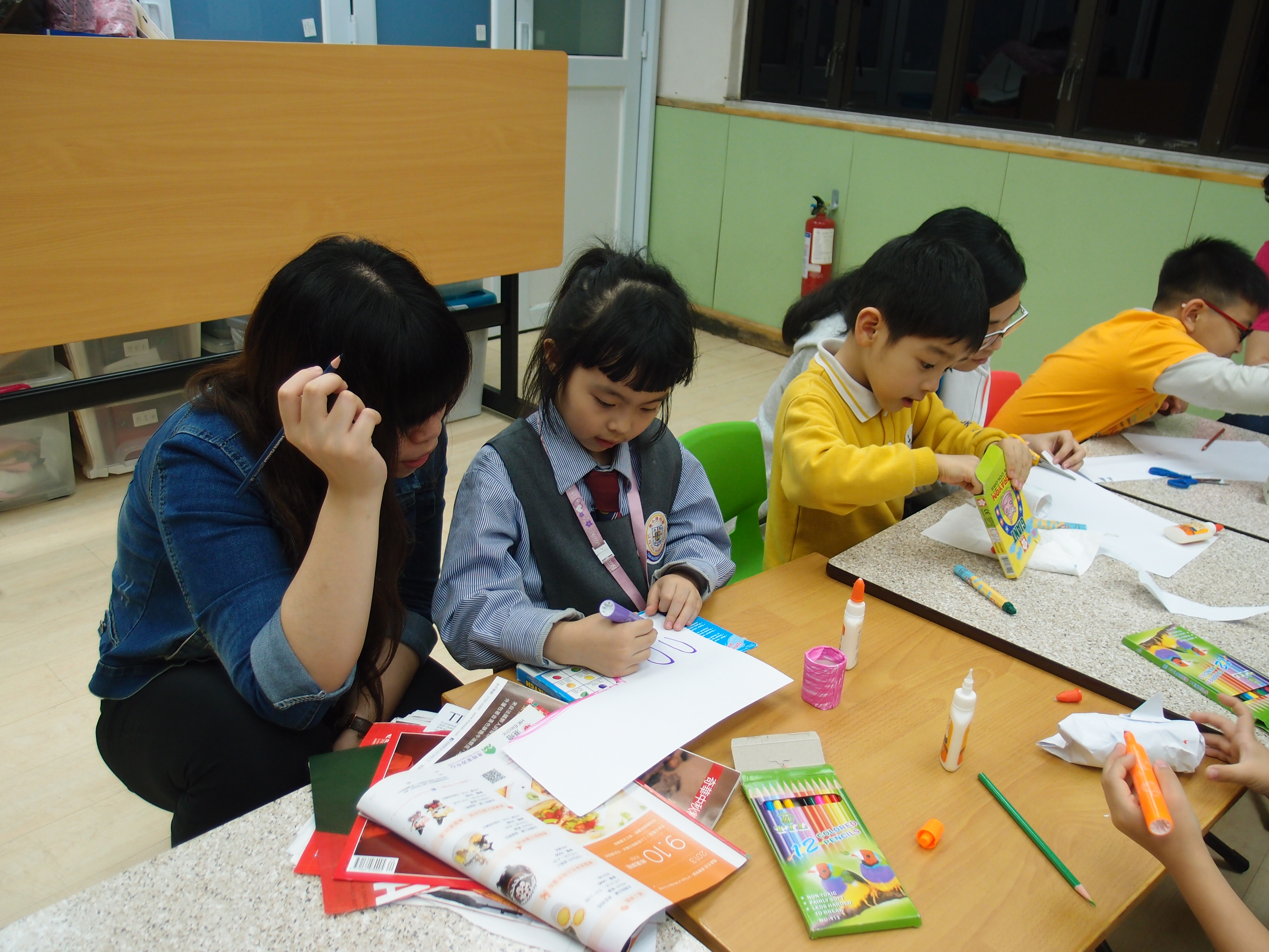 Volunteers doing handicraft with the children