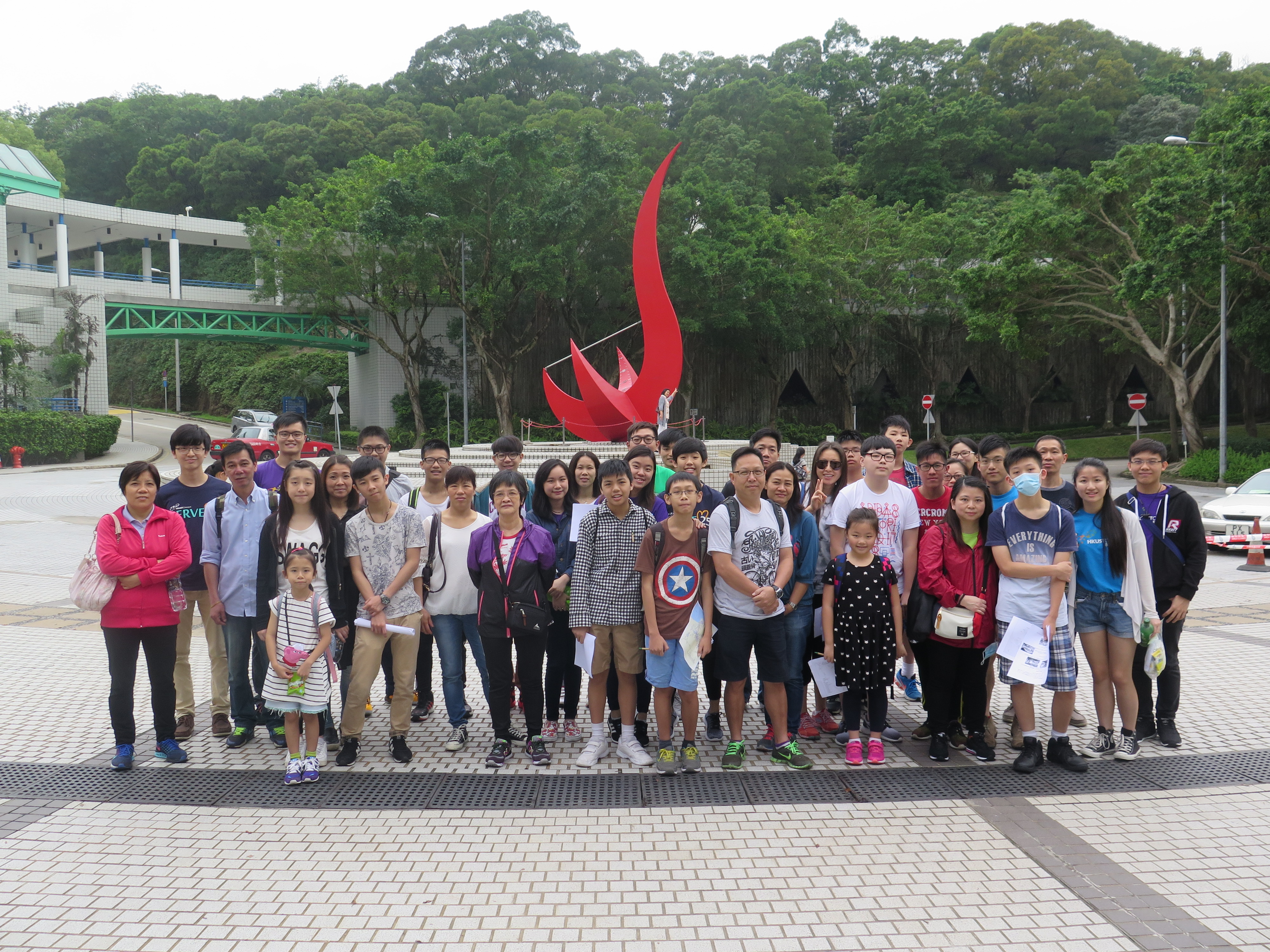 A group photo of HKUST volunteers, participants and their families, taken during the campus tour