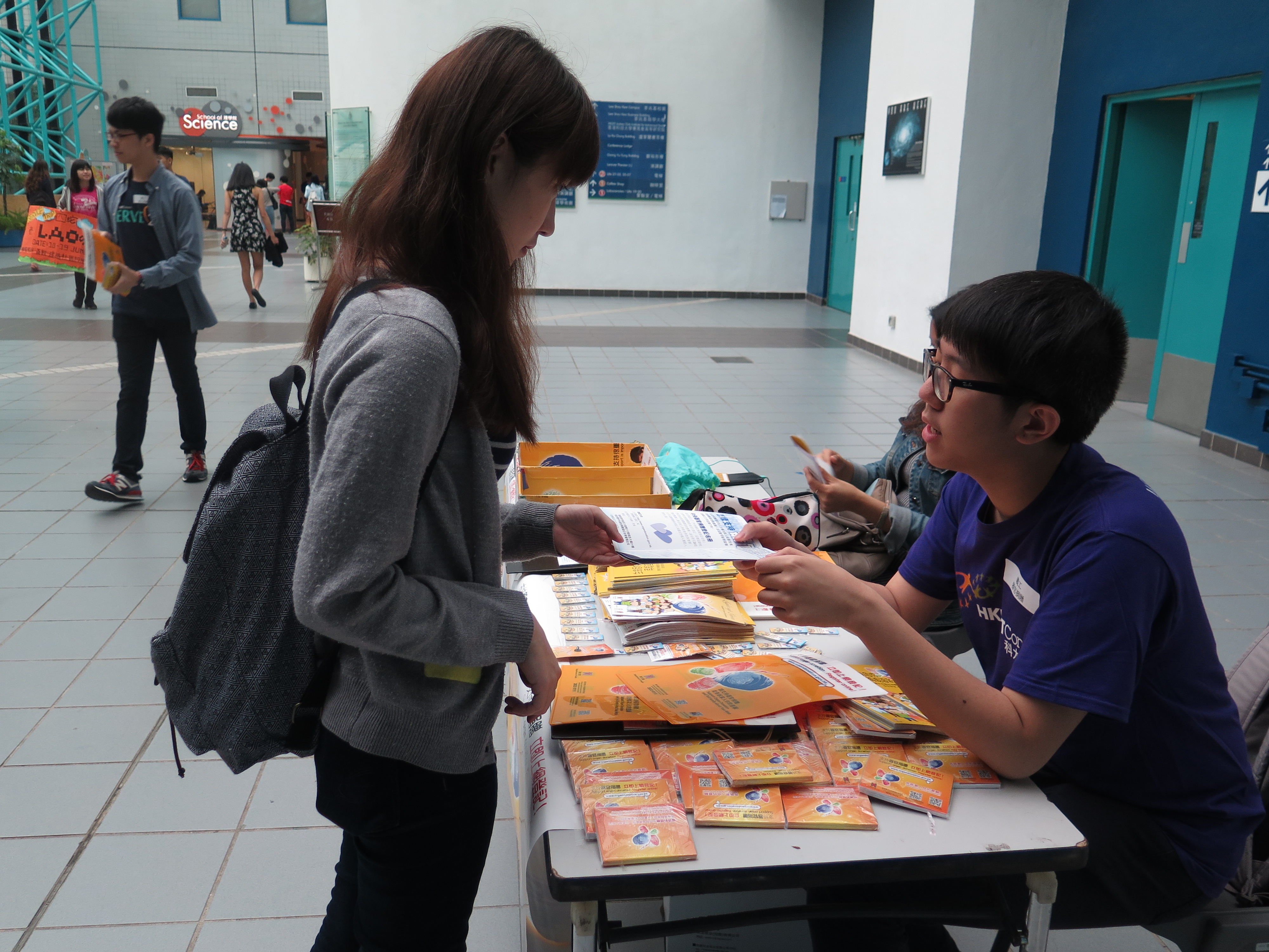 Volunteer explaining organ donation to his fellow student