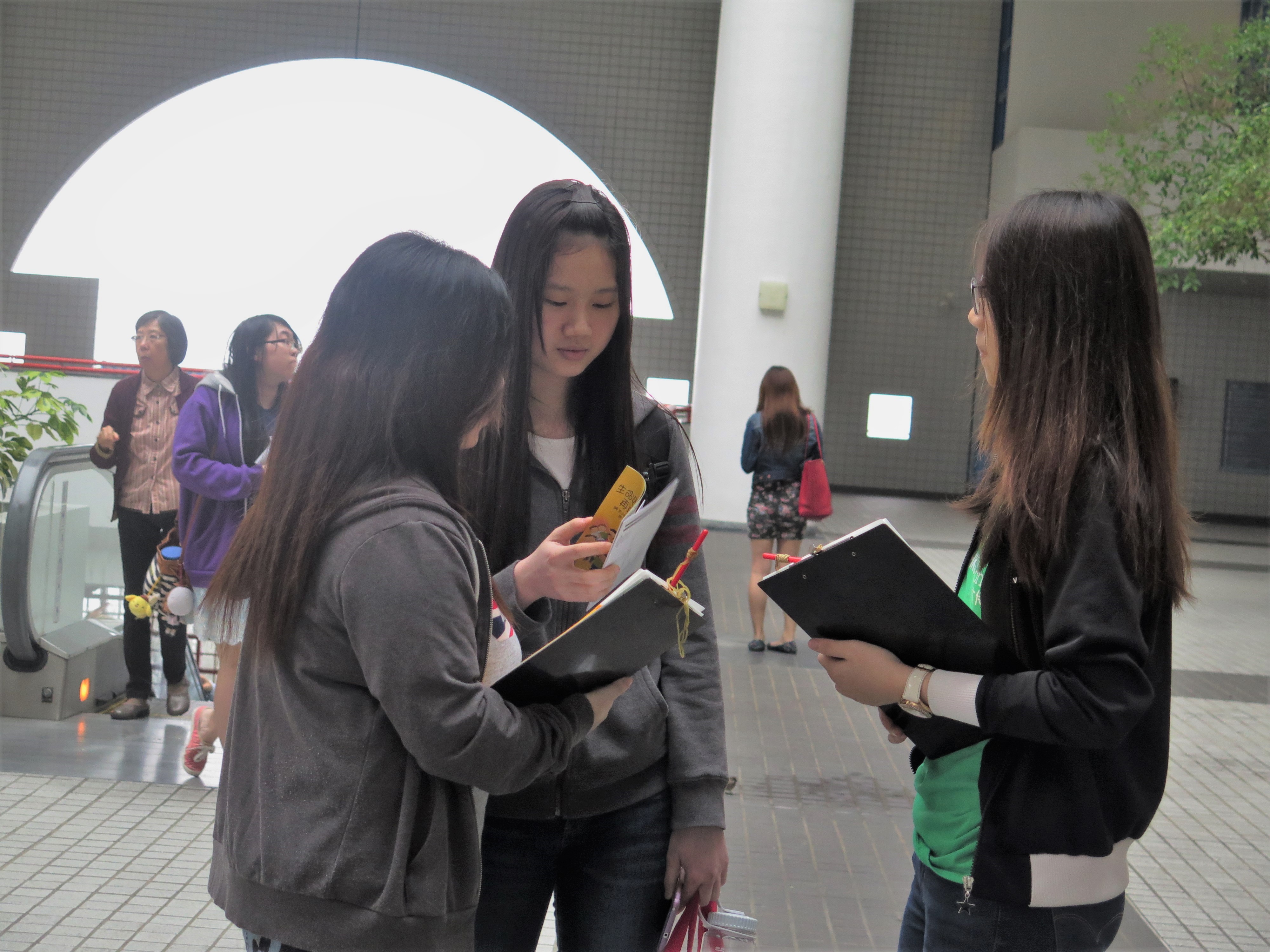 Volunteers promoting organ donation on campus