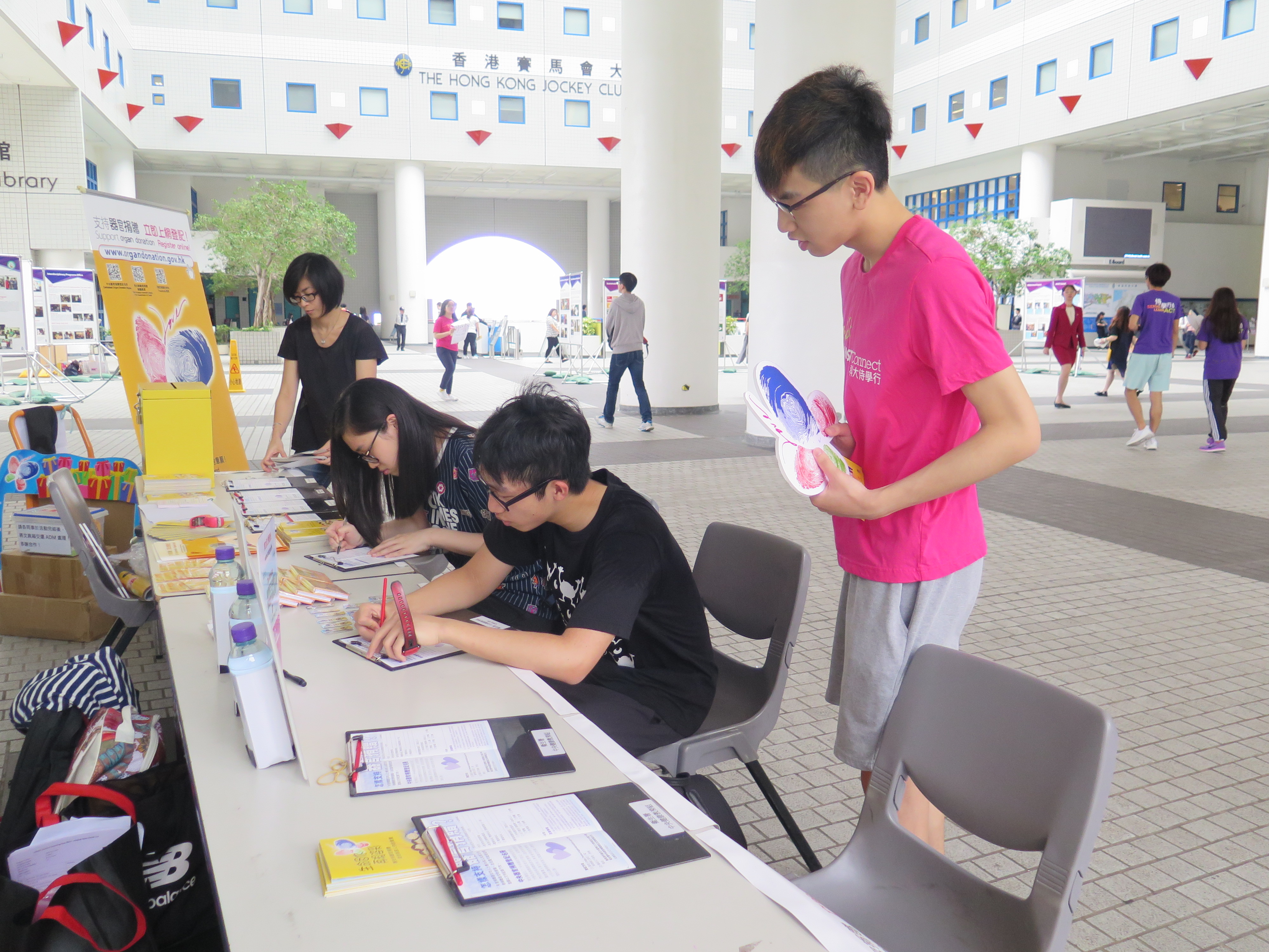Students signing up for organ donation