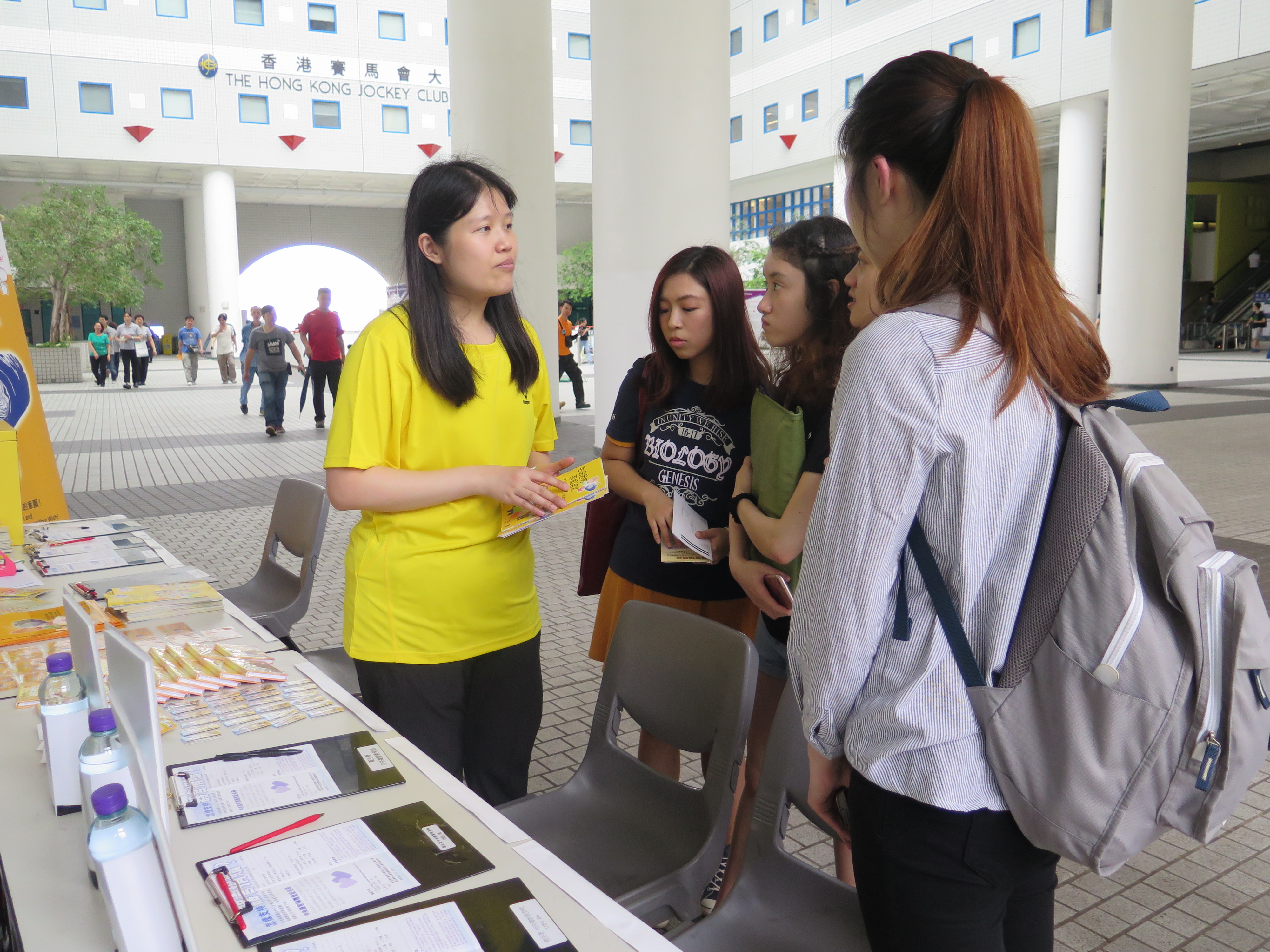 Volunteer explaining organ donation to the HKUST community