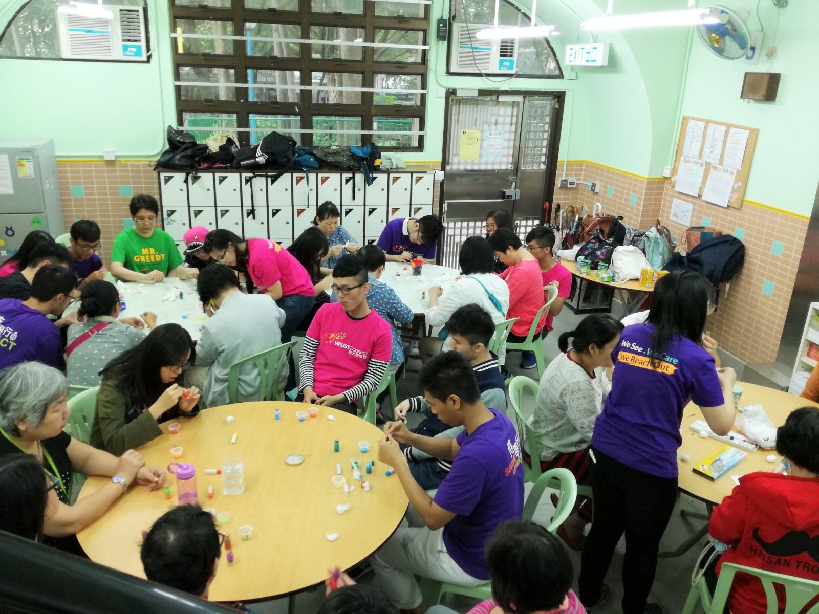Volunteers doing artwork together with the recipients