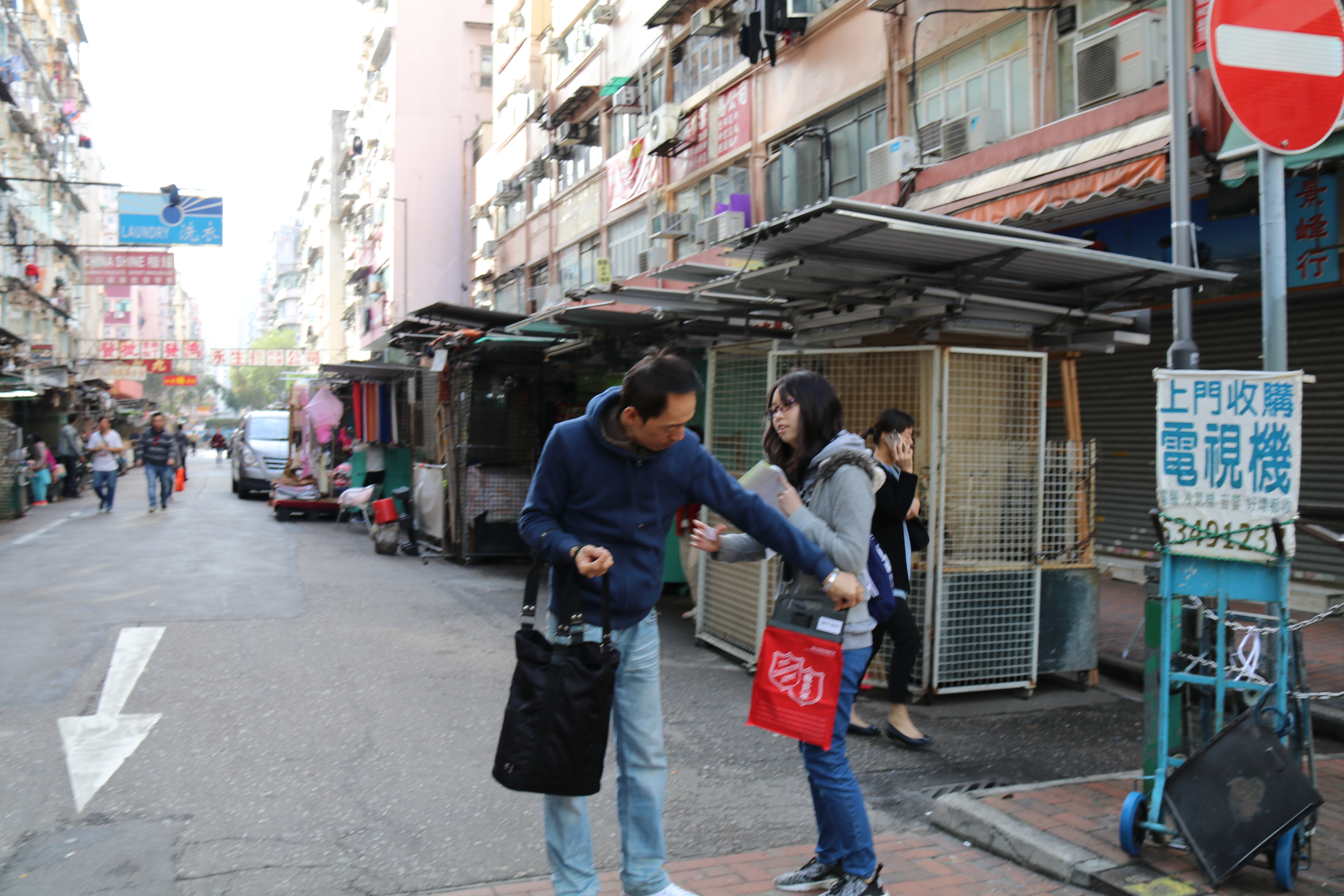 Though the weather was cold, volunteers supported the fundraising actively!