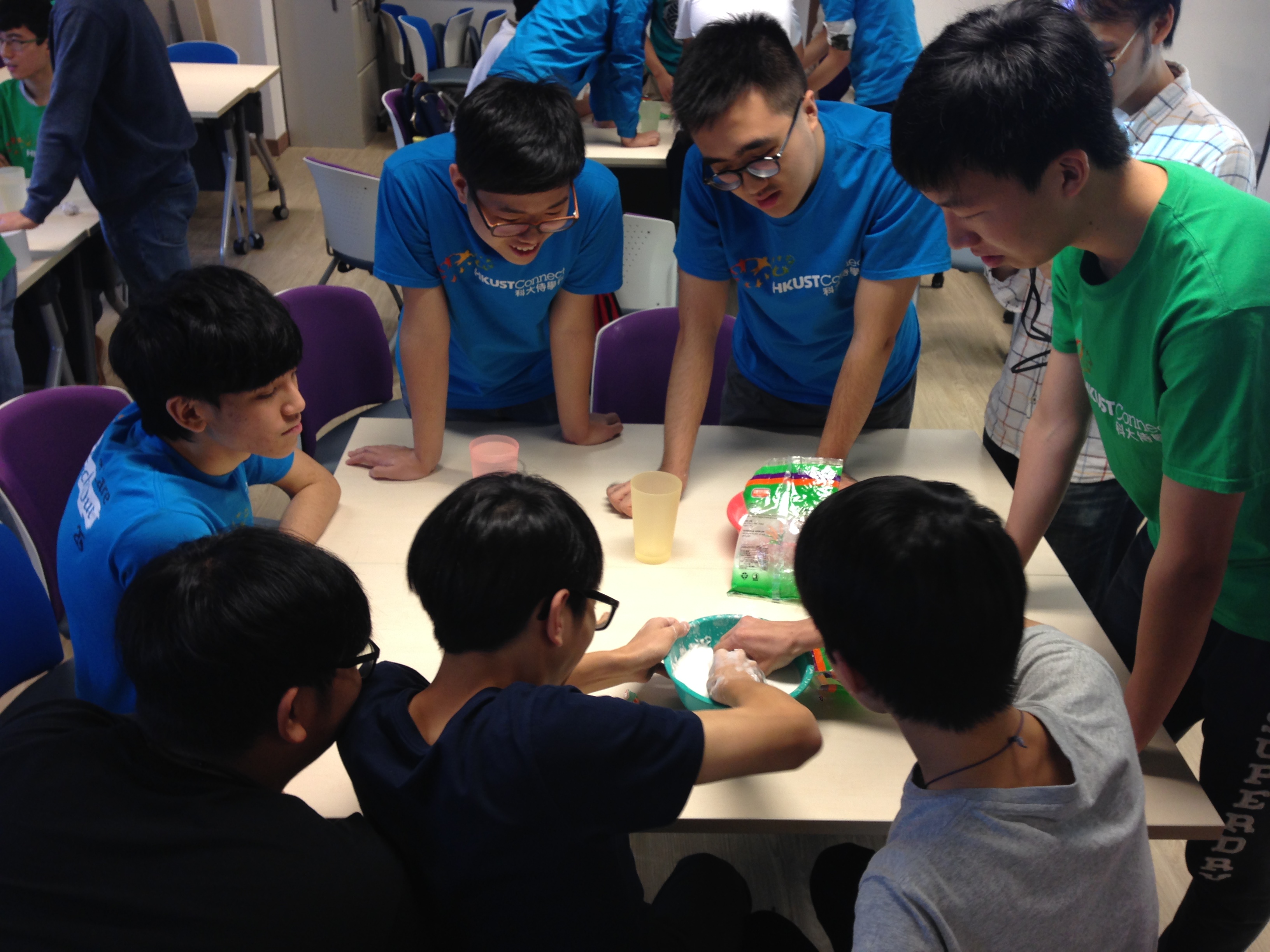 Volunteers are leading the children to play the problem-solving games