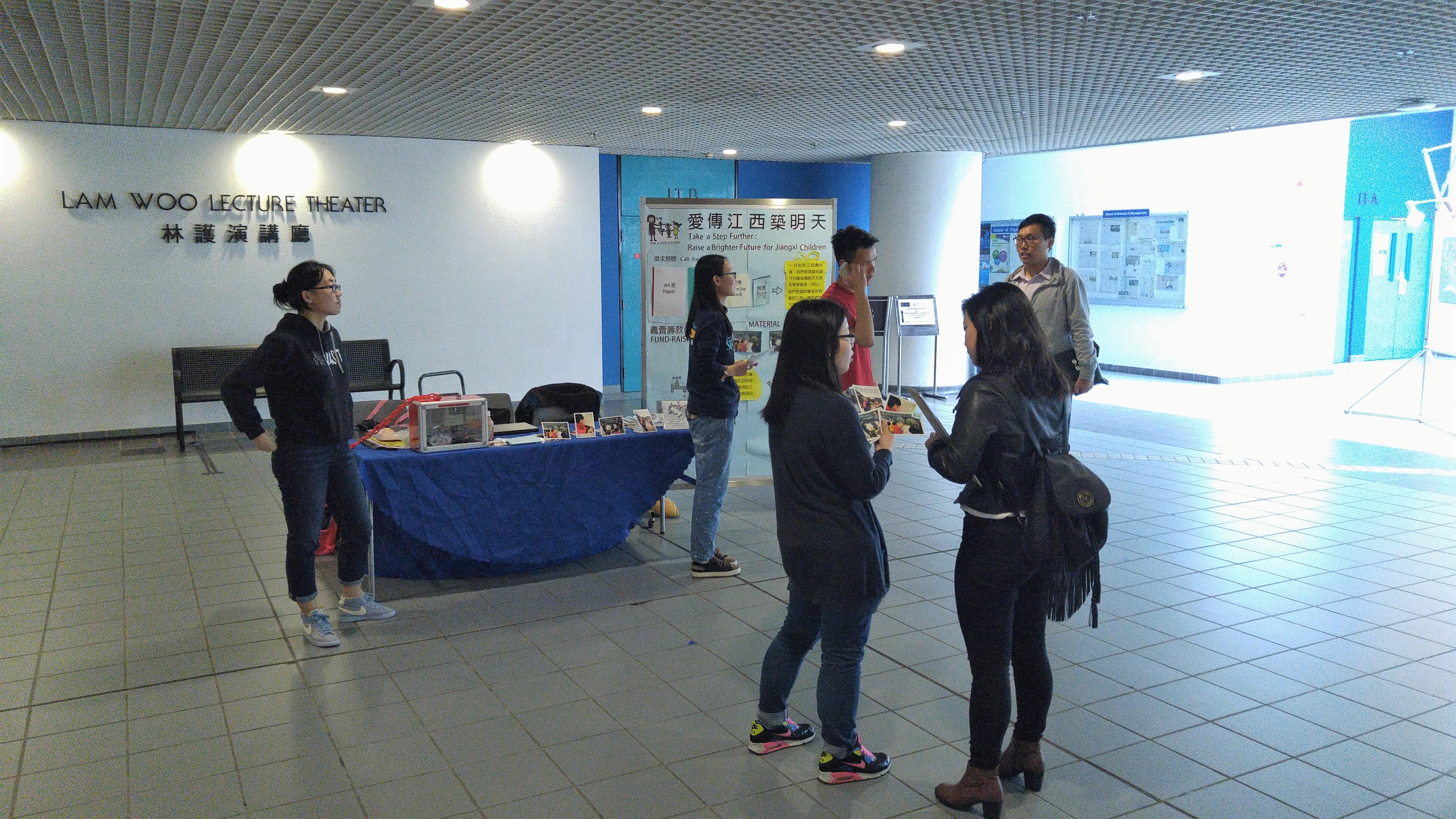 Volunteer introducing the situation in Jiangxi to HKUST student