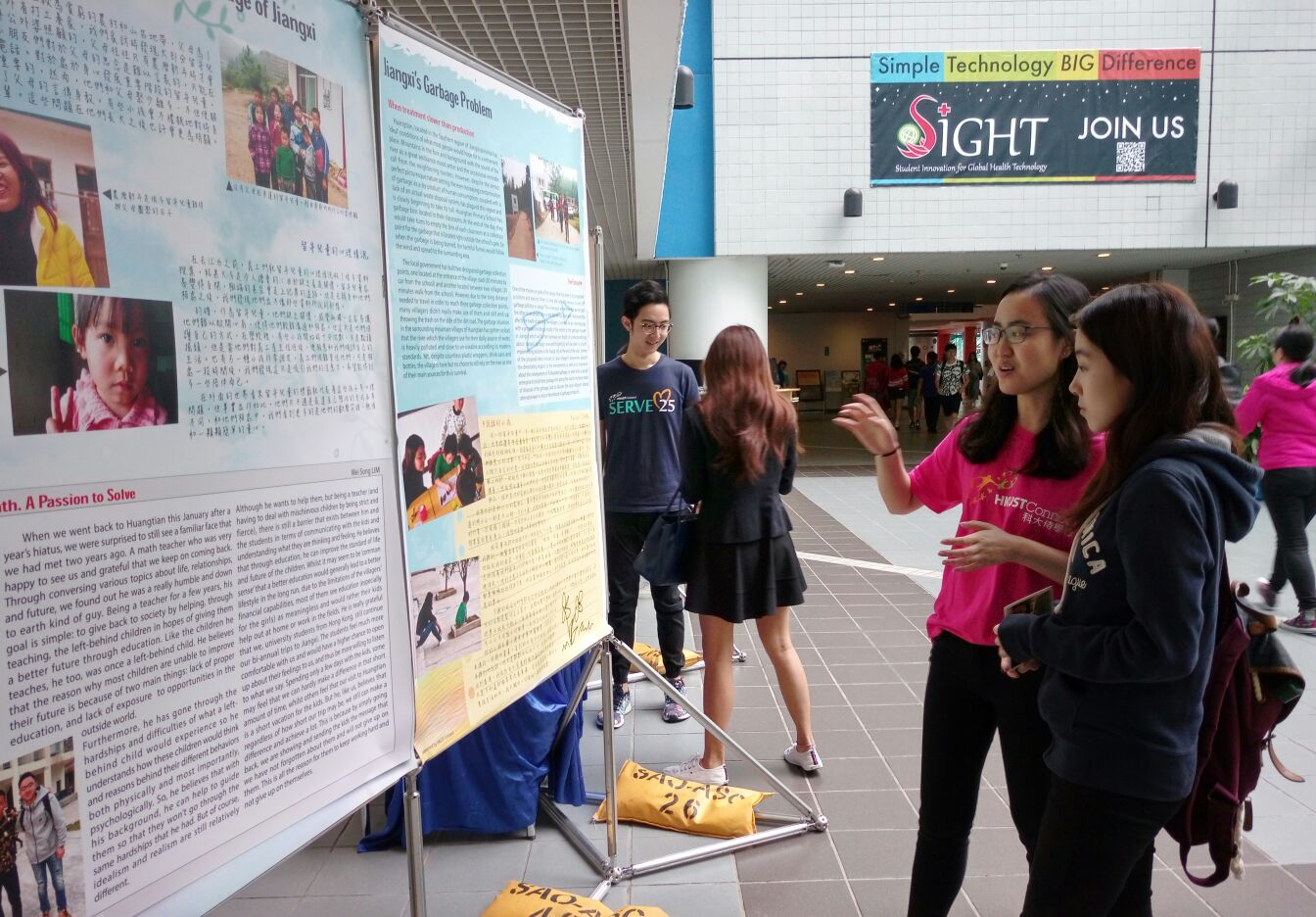 Volunteer introducing the current situation of schools in Jiangxi to other students