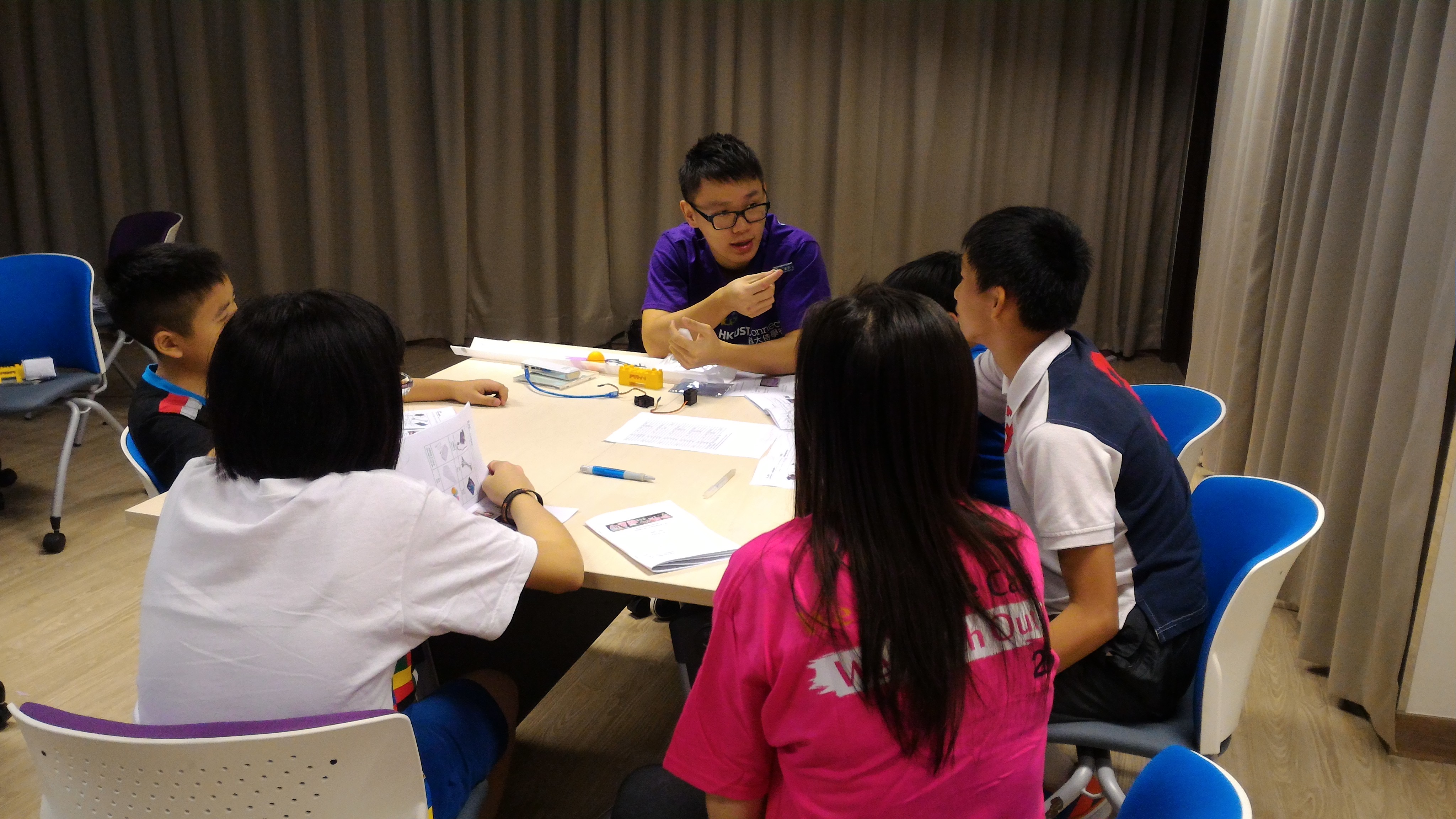 Volunteer explaining the mechanism of the science experiment