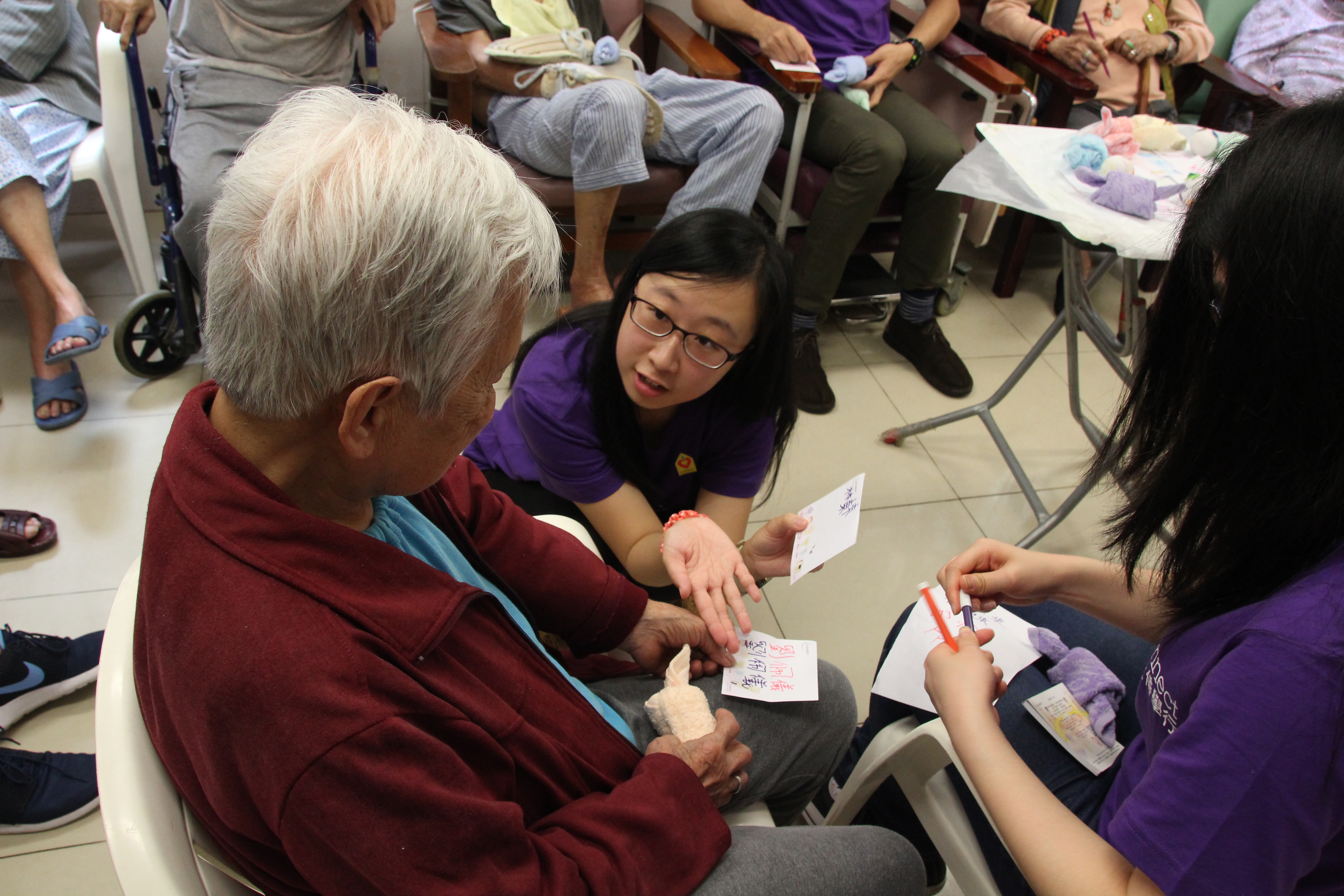 Volunteer telling the elder about the information on the card