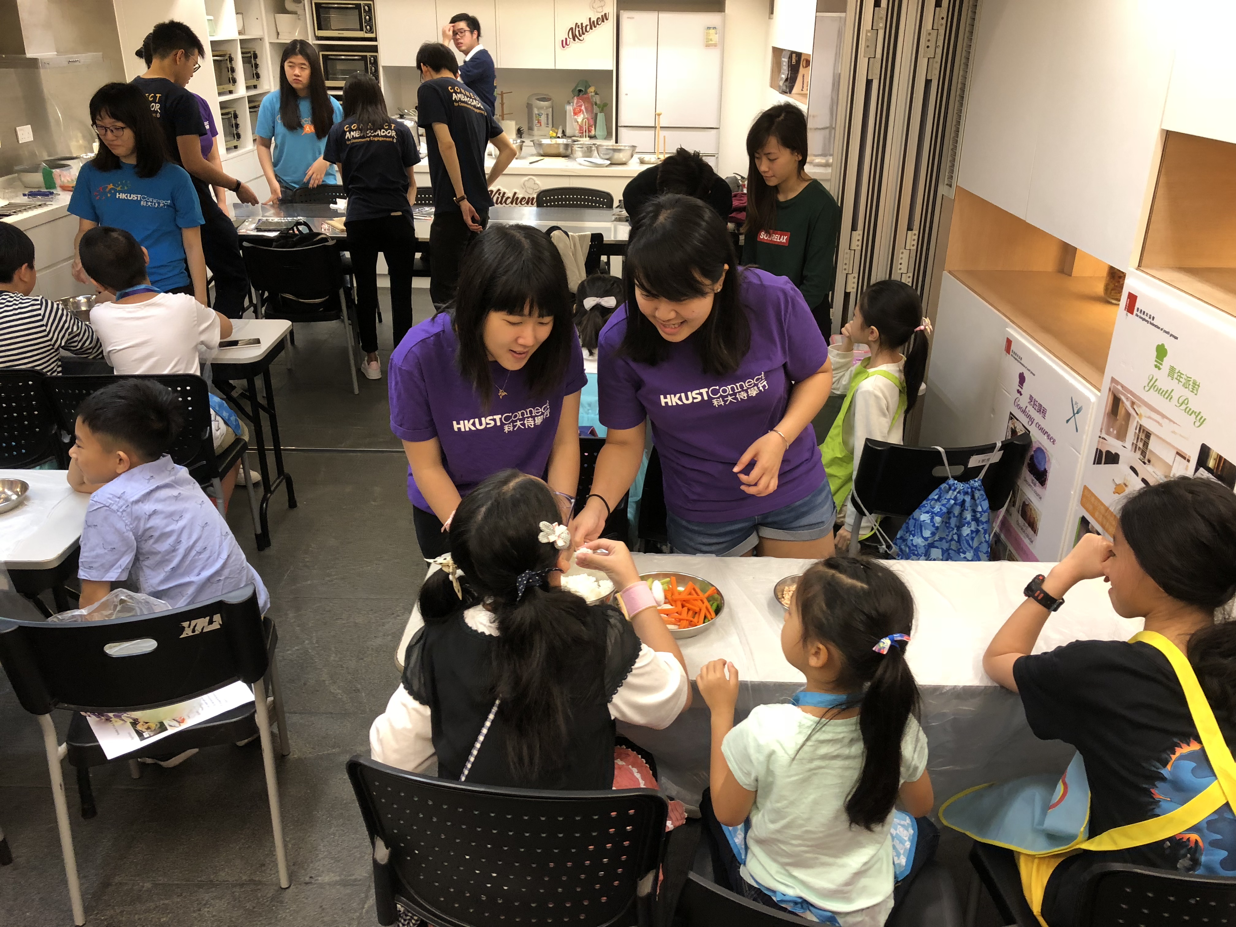 Children are have a cooking workshop
