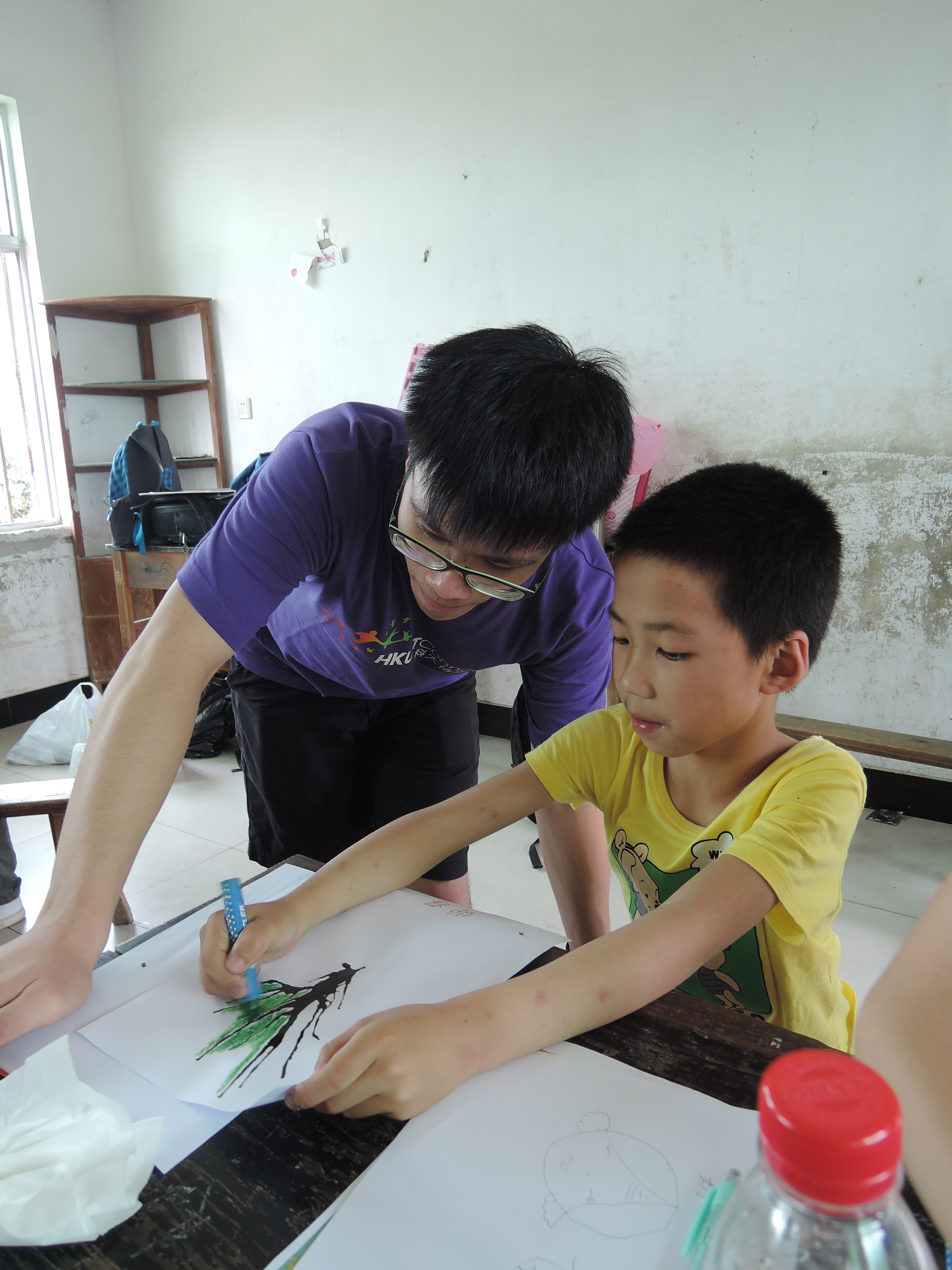 Children learning the Chinese art and Western art