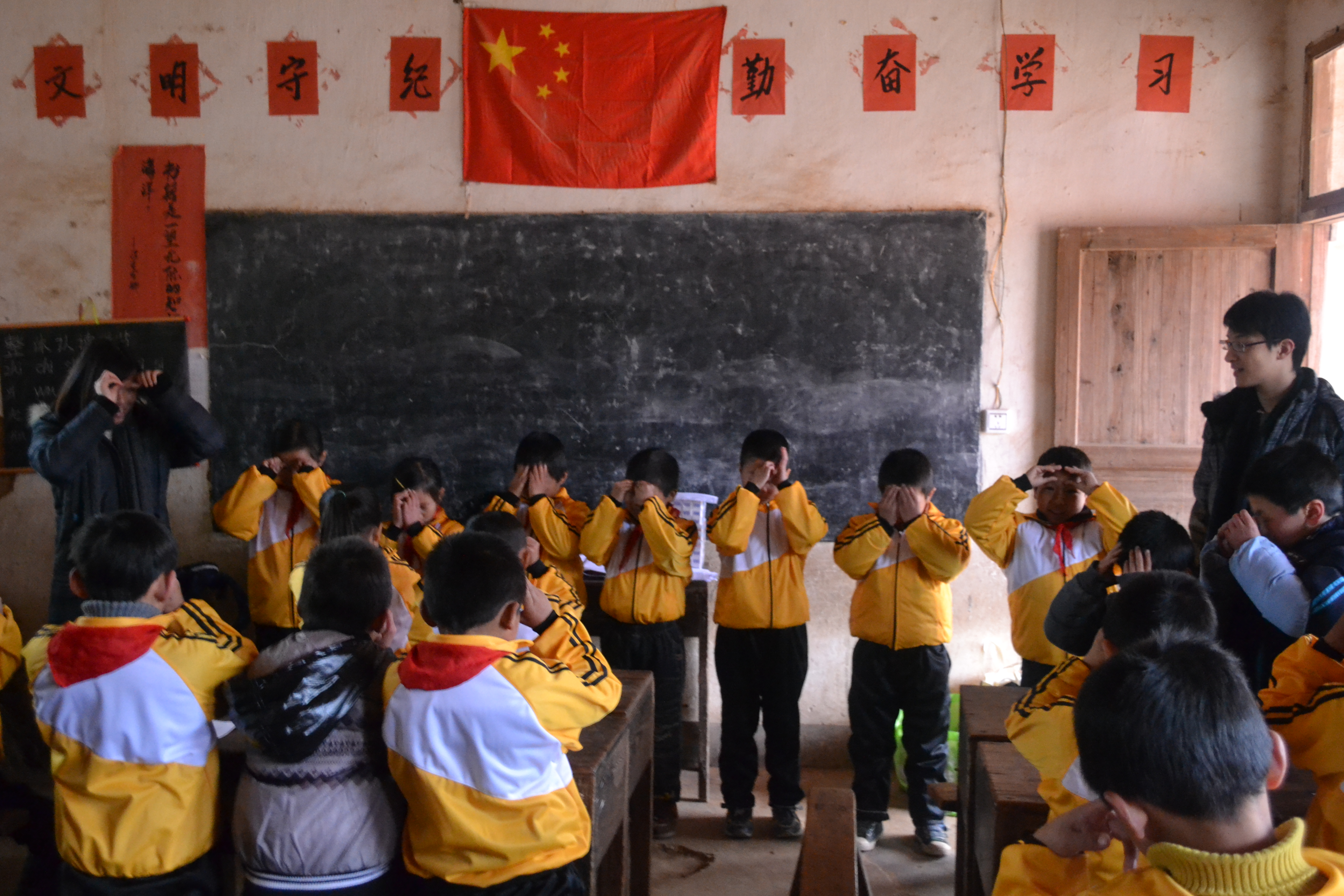 Children practicing "eye relaxation"