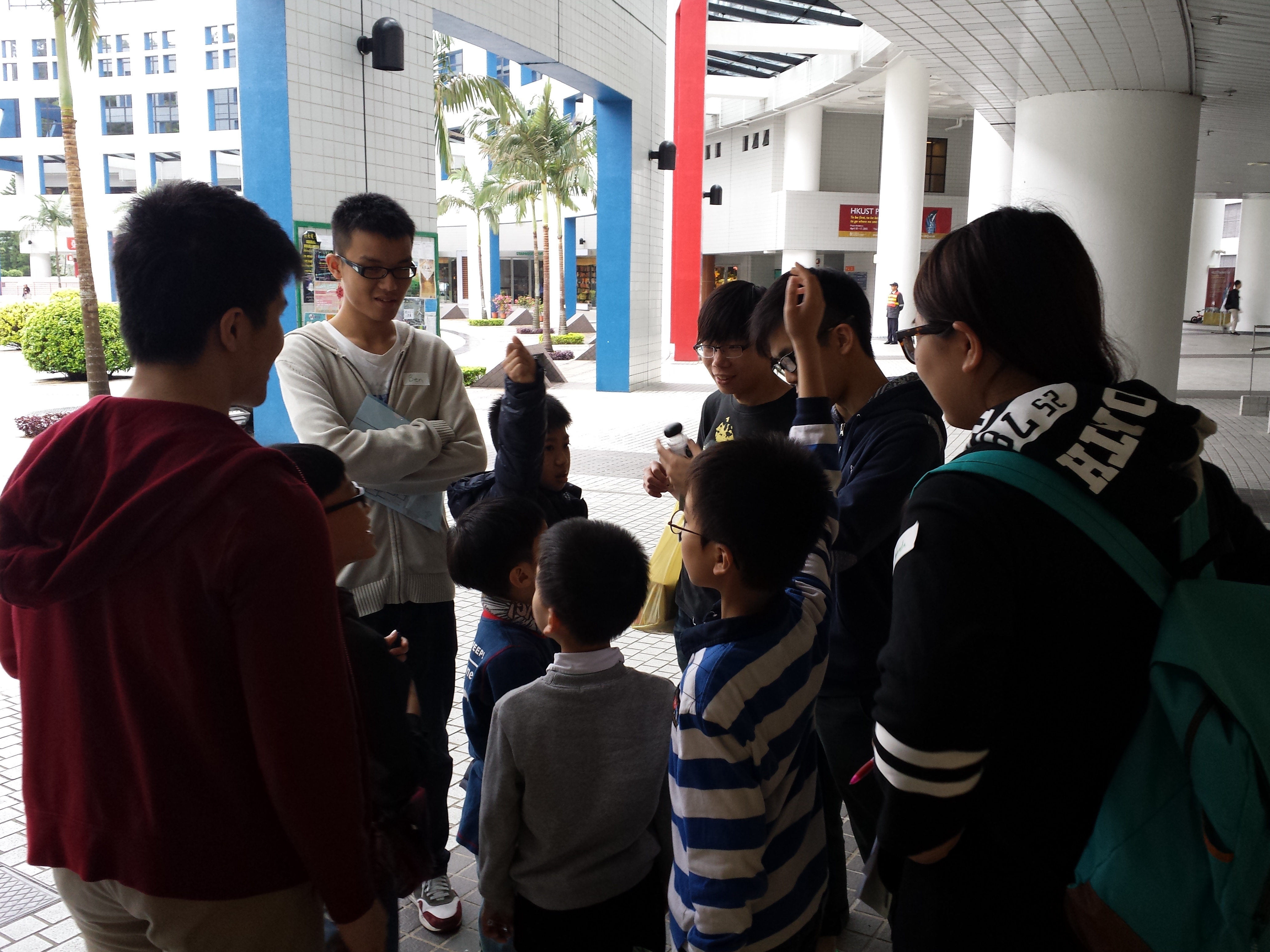Volunteers and the children assemblying at HKUST campus