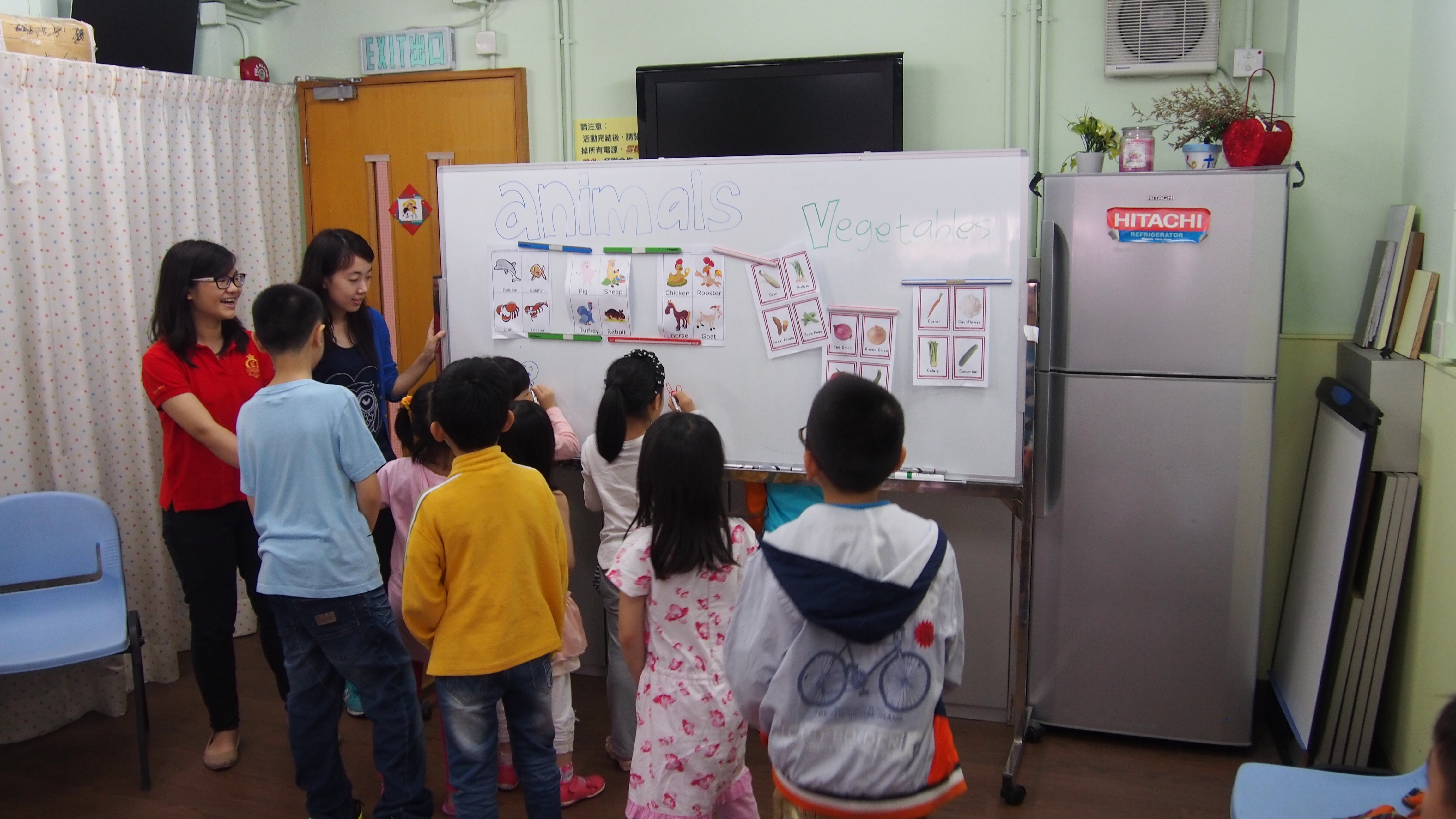 The volunteers giving a quiz of their stories