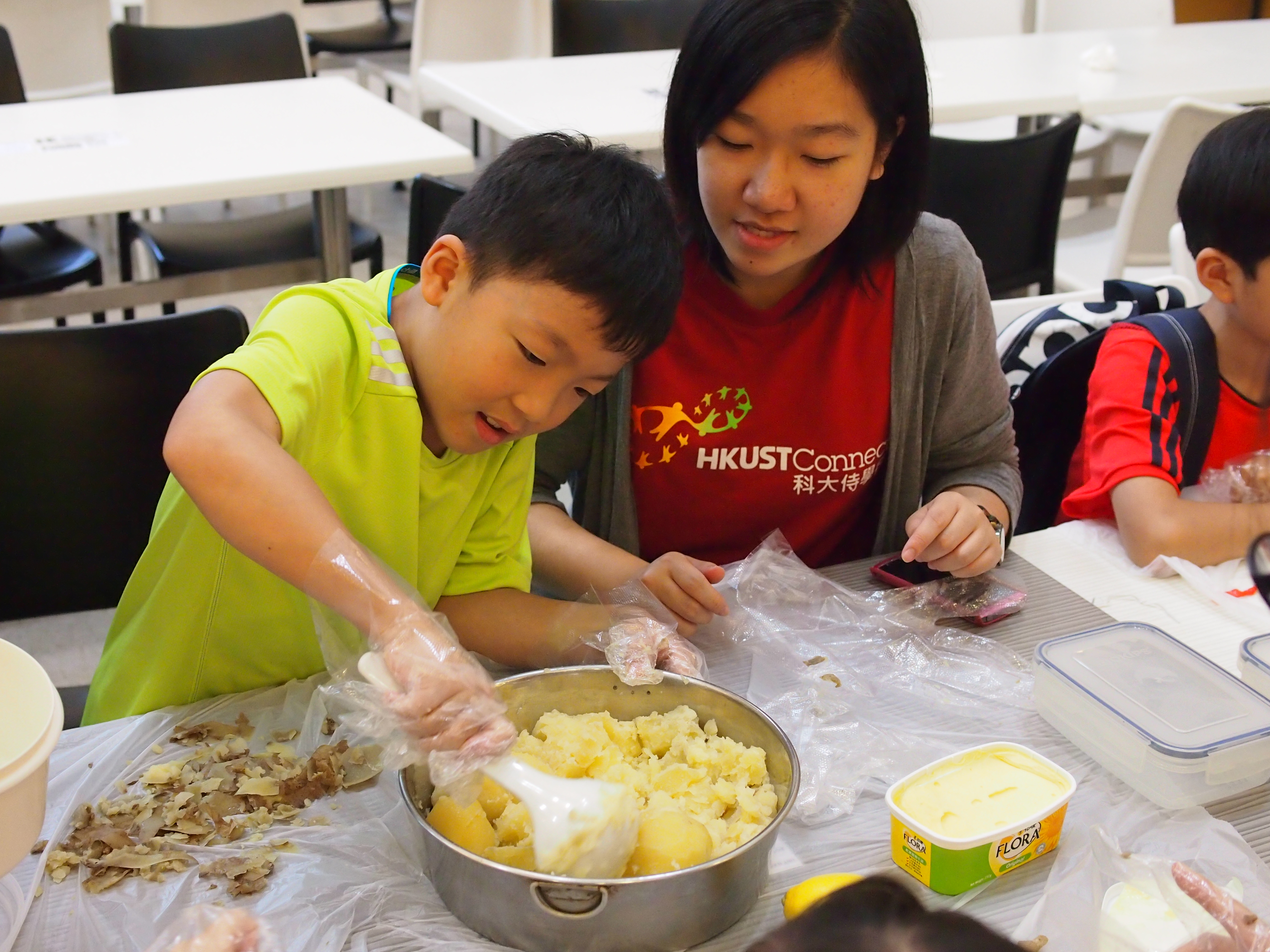 Volunteer teaching the child to prepare the low carbon diet