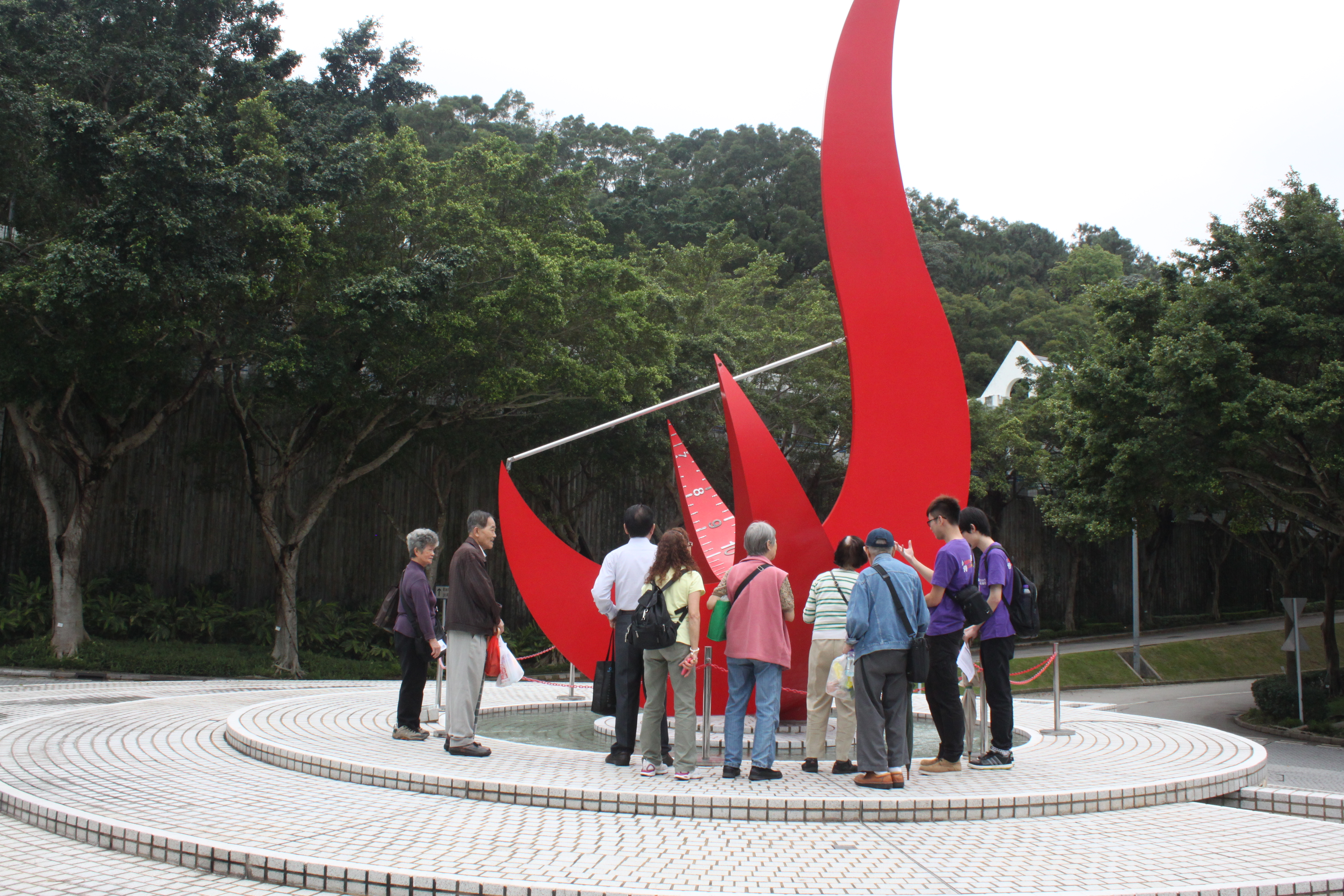 Volunteers introducing the HKUST campus to the elderly