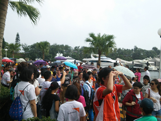 People supporting the event regardless of hot weather