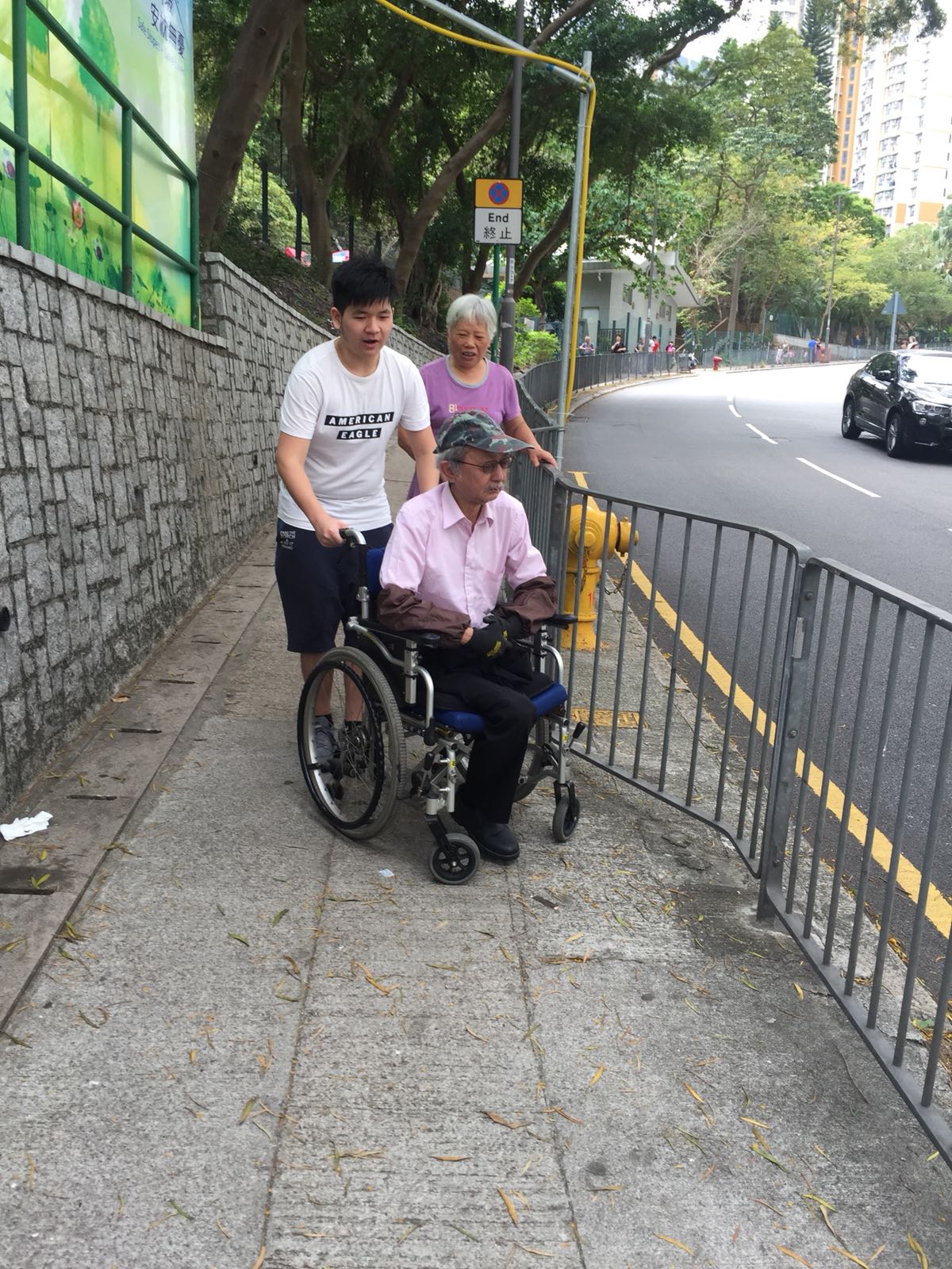 Volunteers and wheelchair users getting to know each other