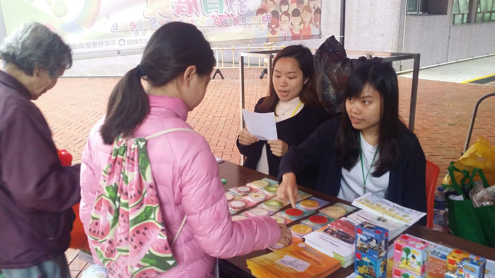 Volunteers distributing souvenirs