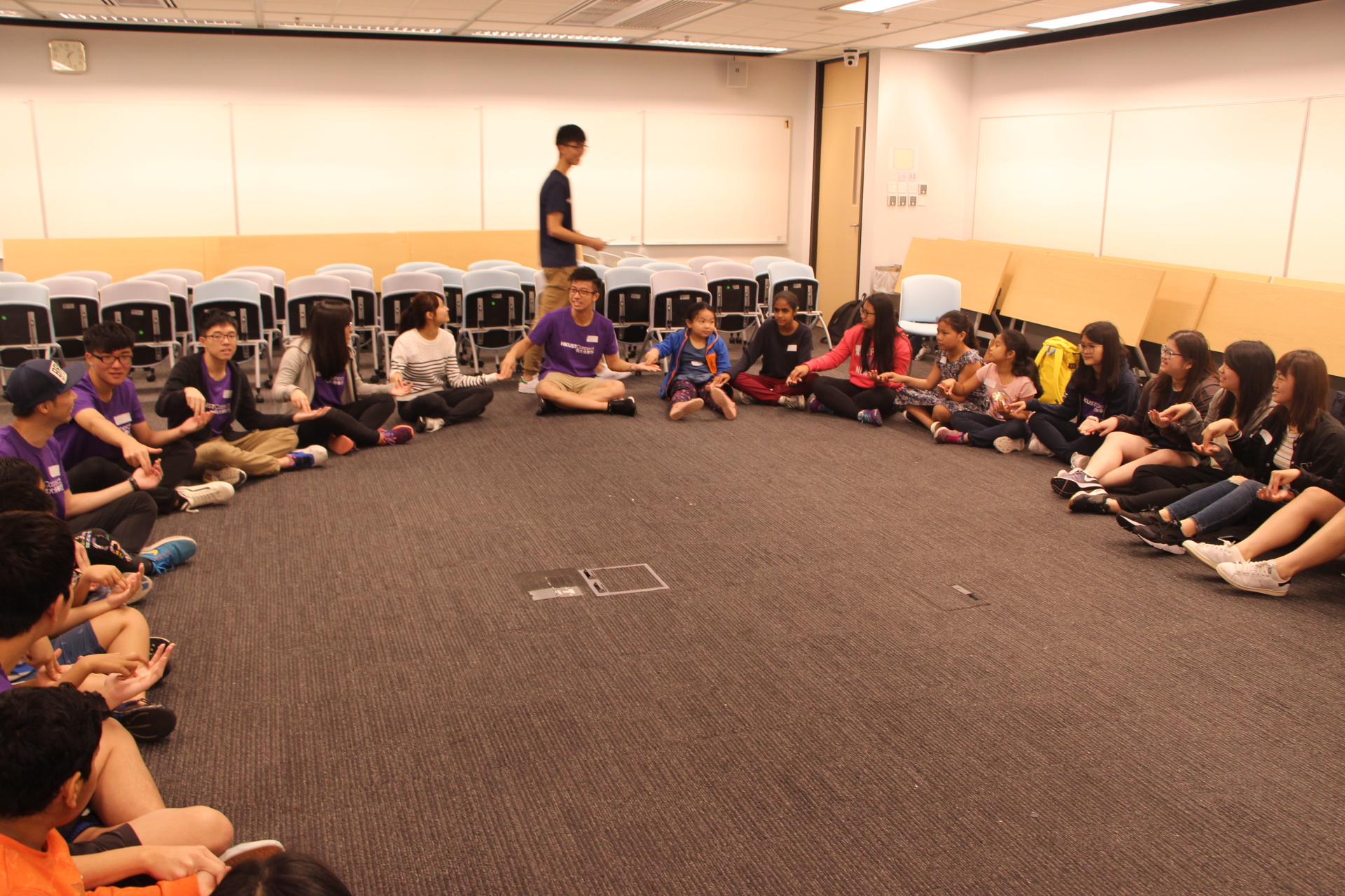 Volunteers and the kids formed a big circle to play games