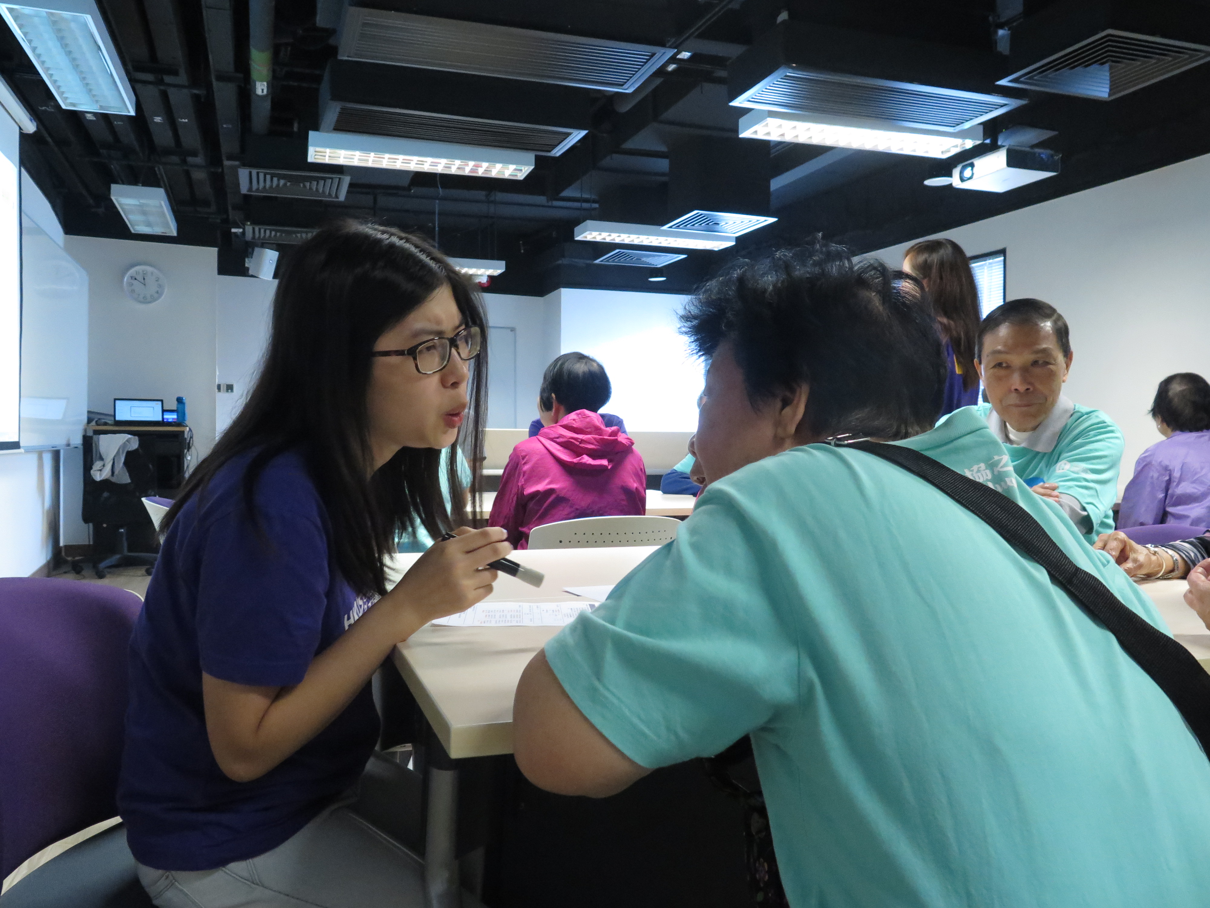 Volunteers and elderly sharing their experiences on street deception