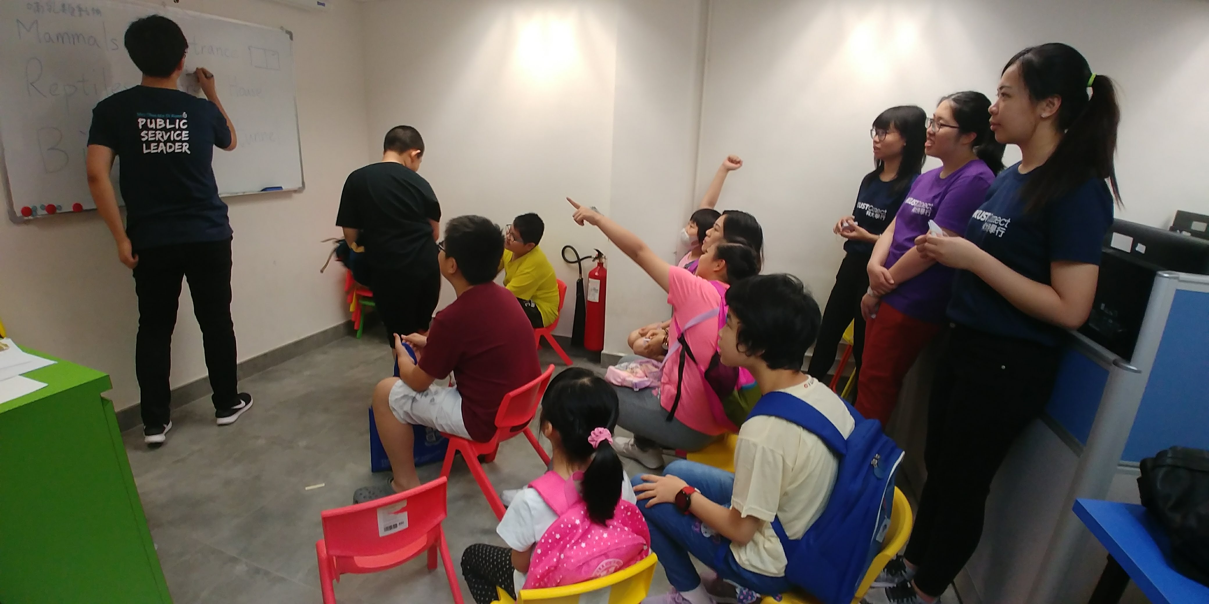 Volunteers teaching vocabulary in a fun way