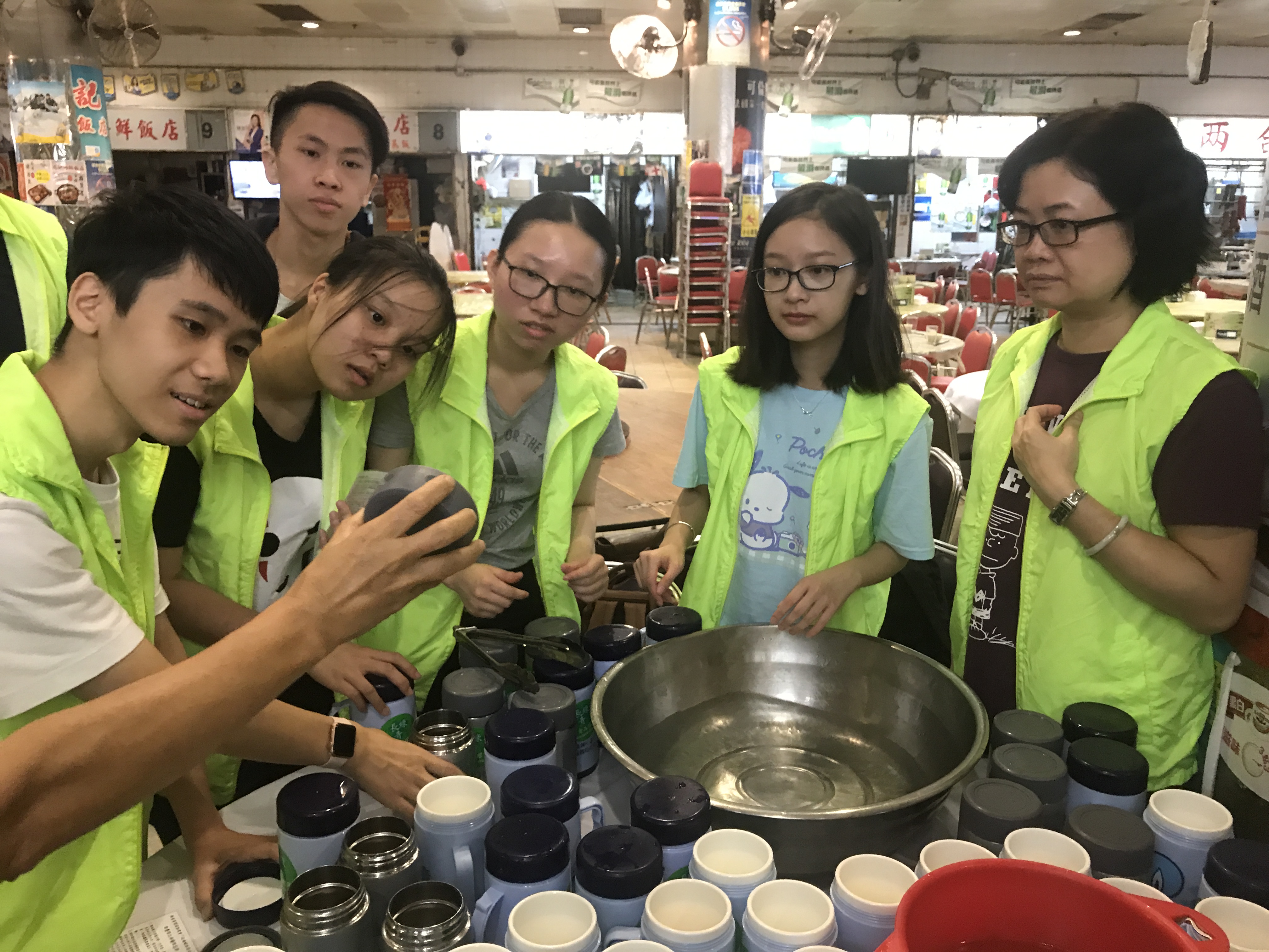 Volunteers are listening to the instruction 