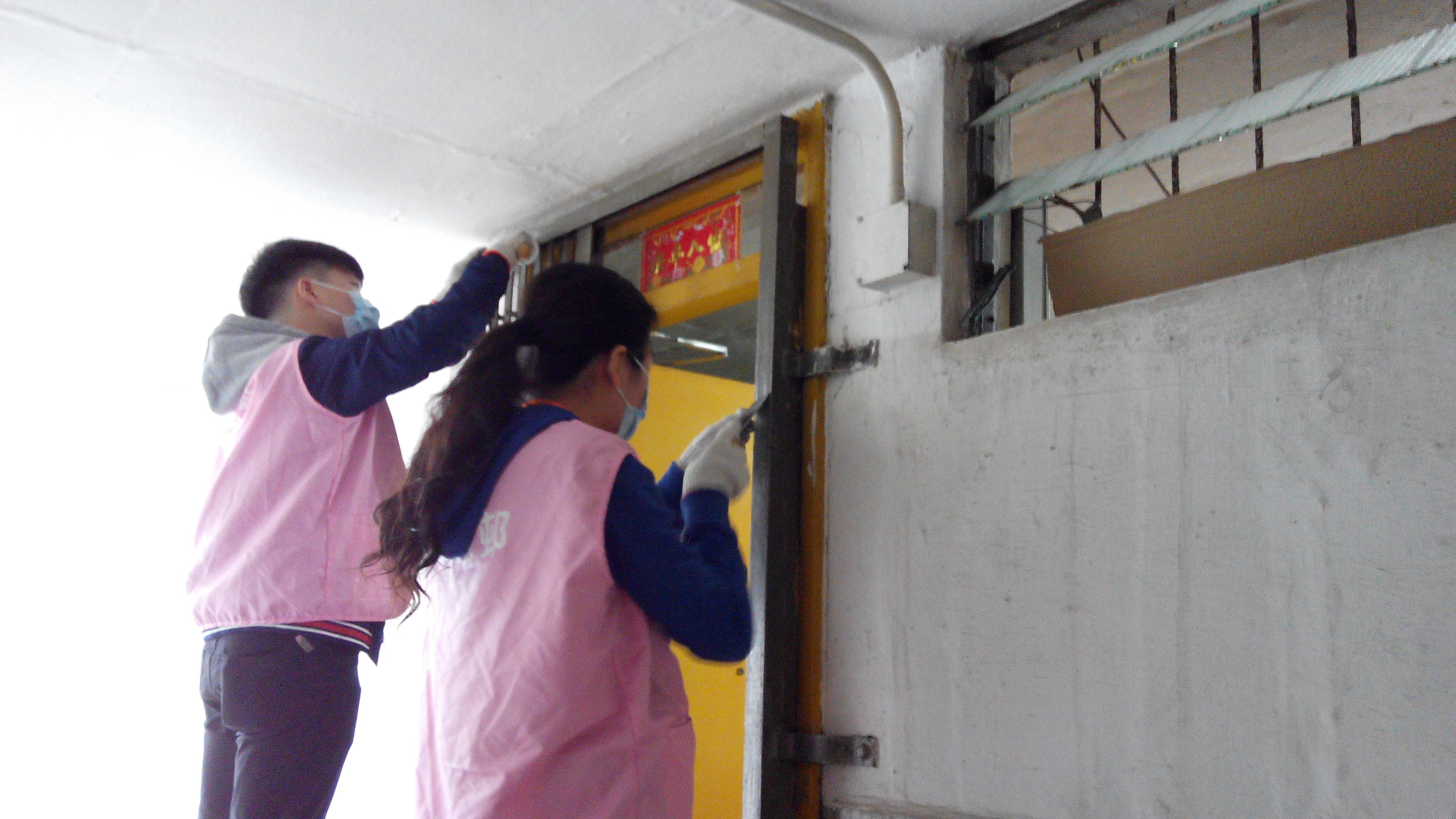 Removing the rust of the gates