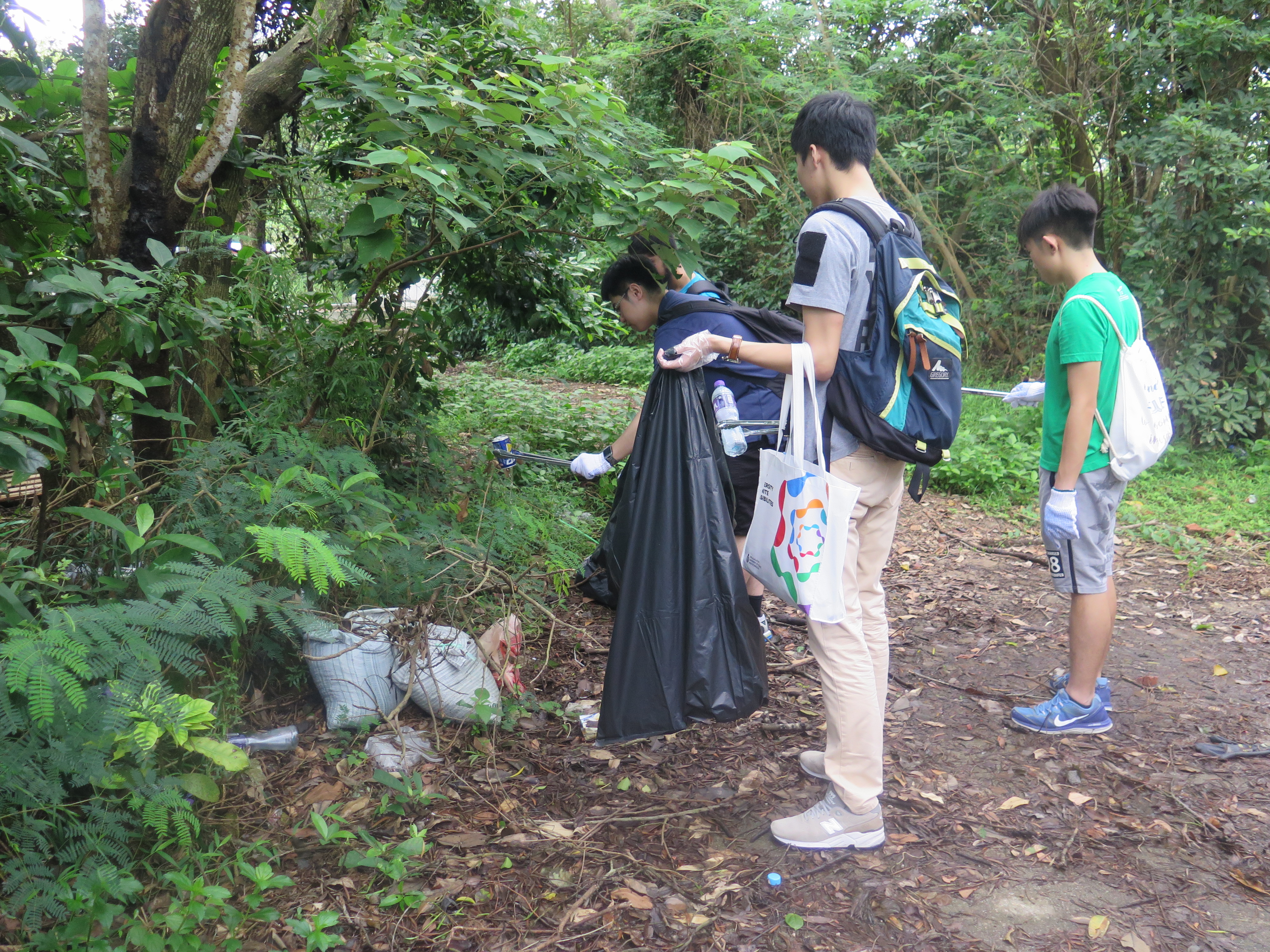 Volunteers picking up trash with good work allocation