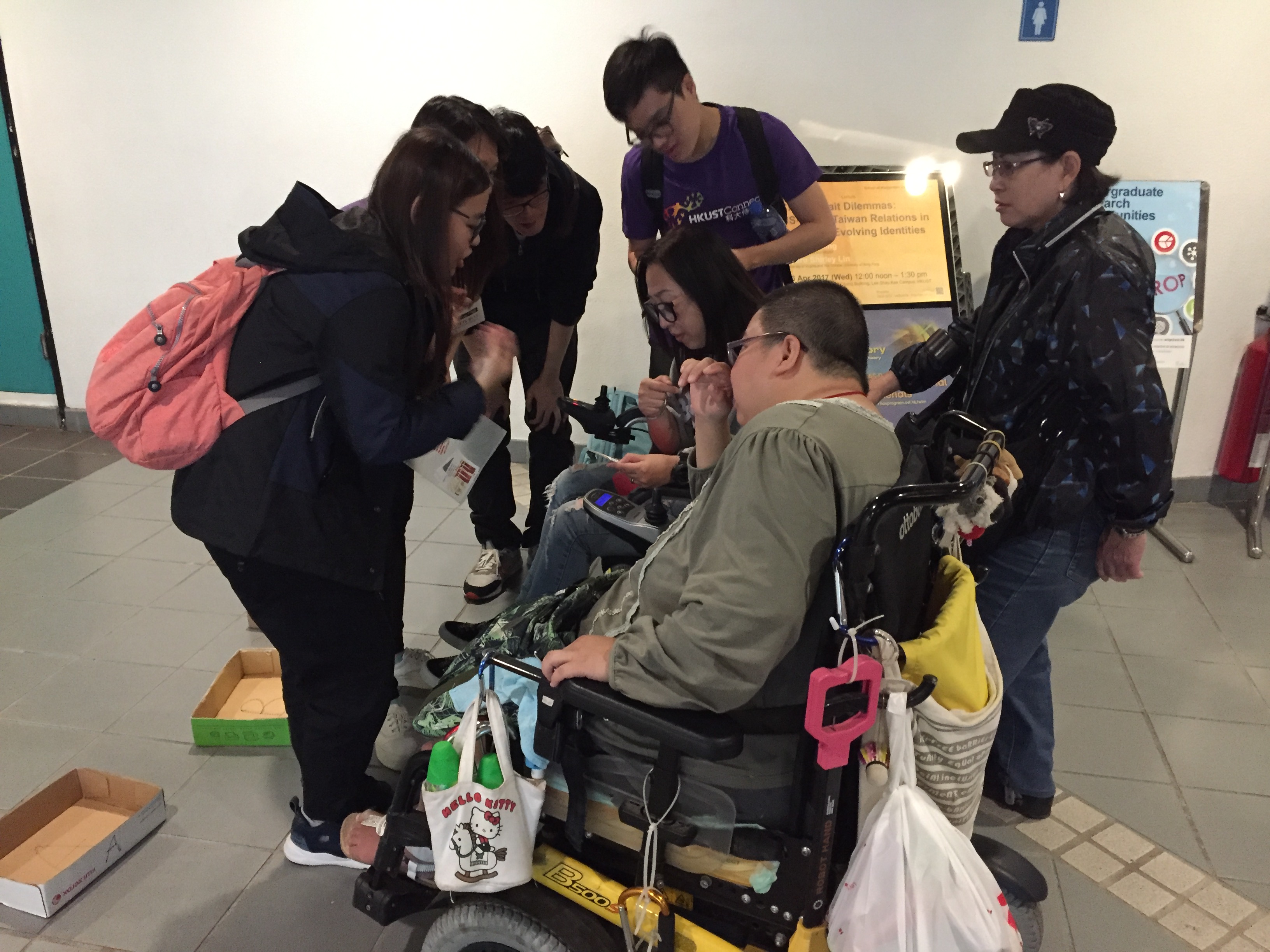 Volunteers sharing hot topics among HKUSTers with the service recipients.
