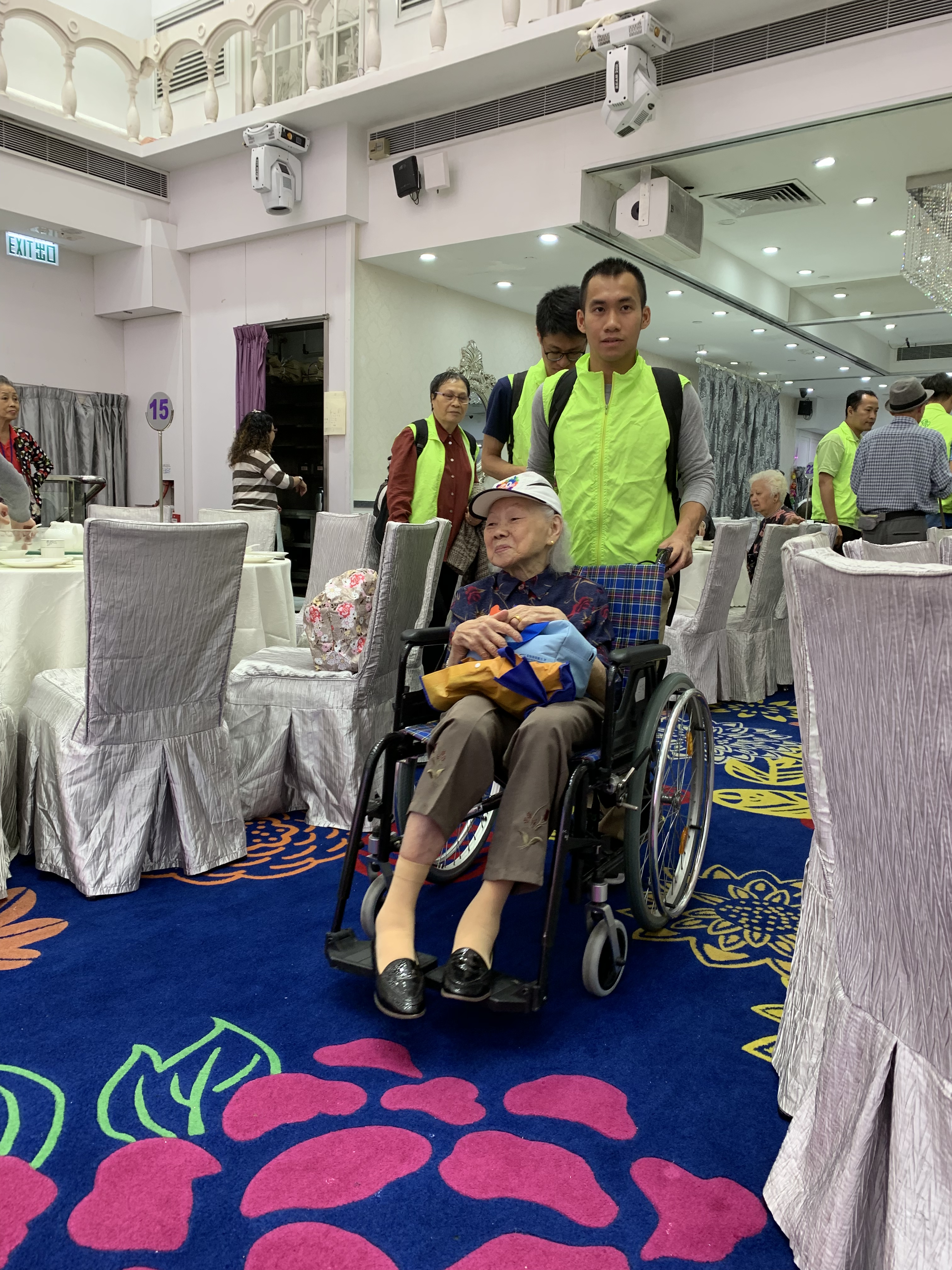 Volunteer accompanying the elderly to the restaurant
