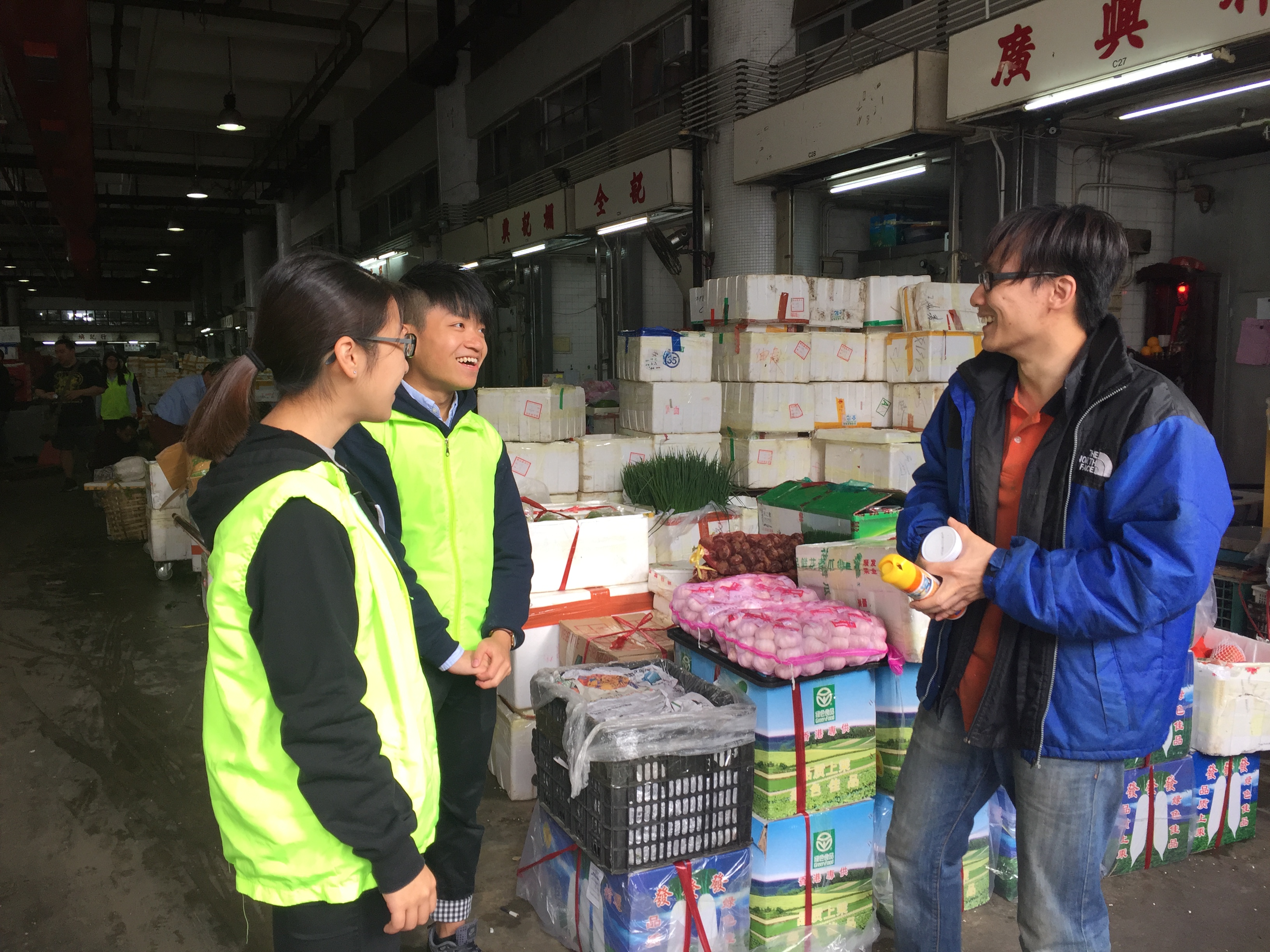 Volunteers interviewing the wholesaler to learn about their difficulties.
