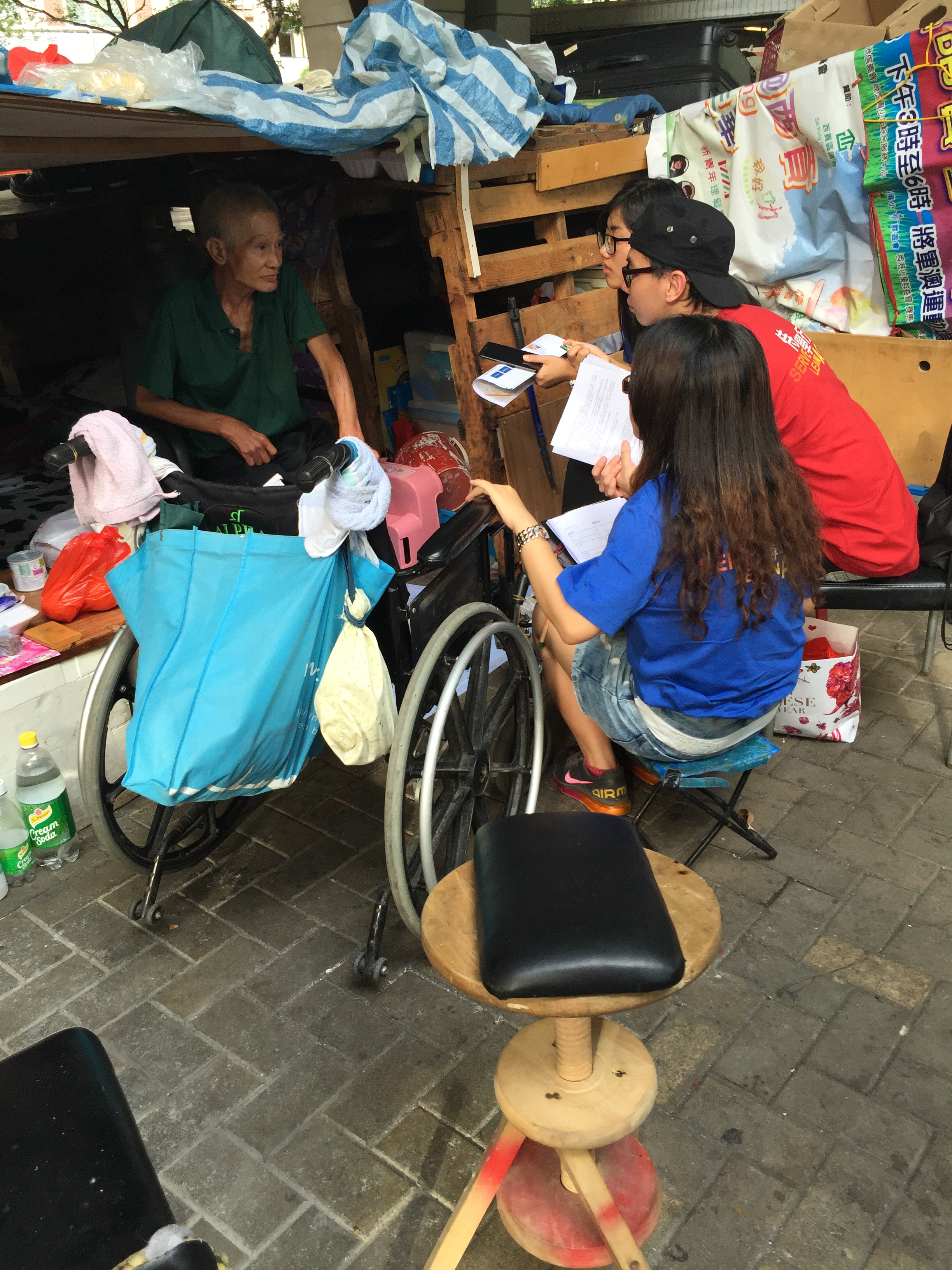 Visiting the homeless people in Sham Shui Po