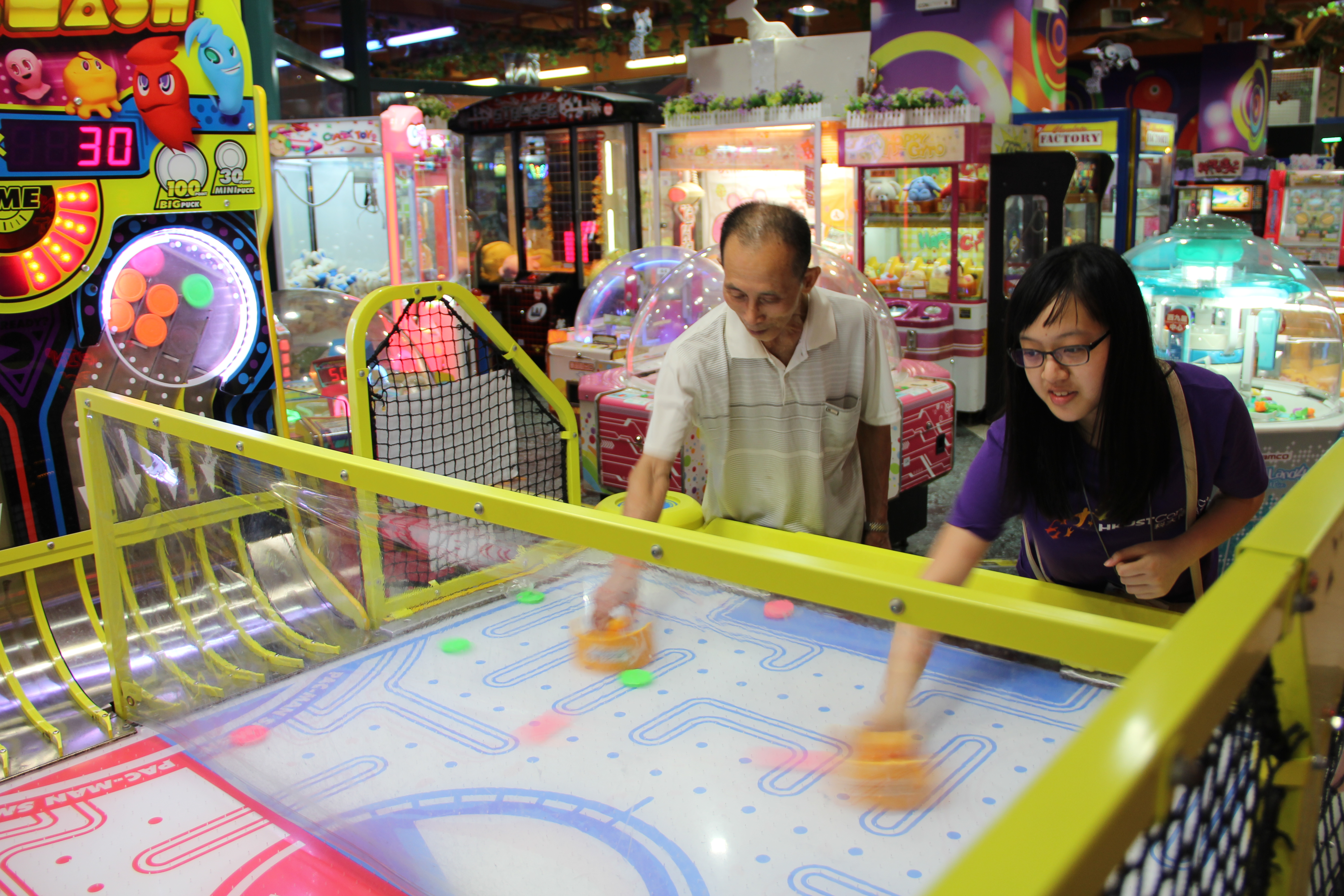 Accompanying the elderly to explore the community they live in