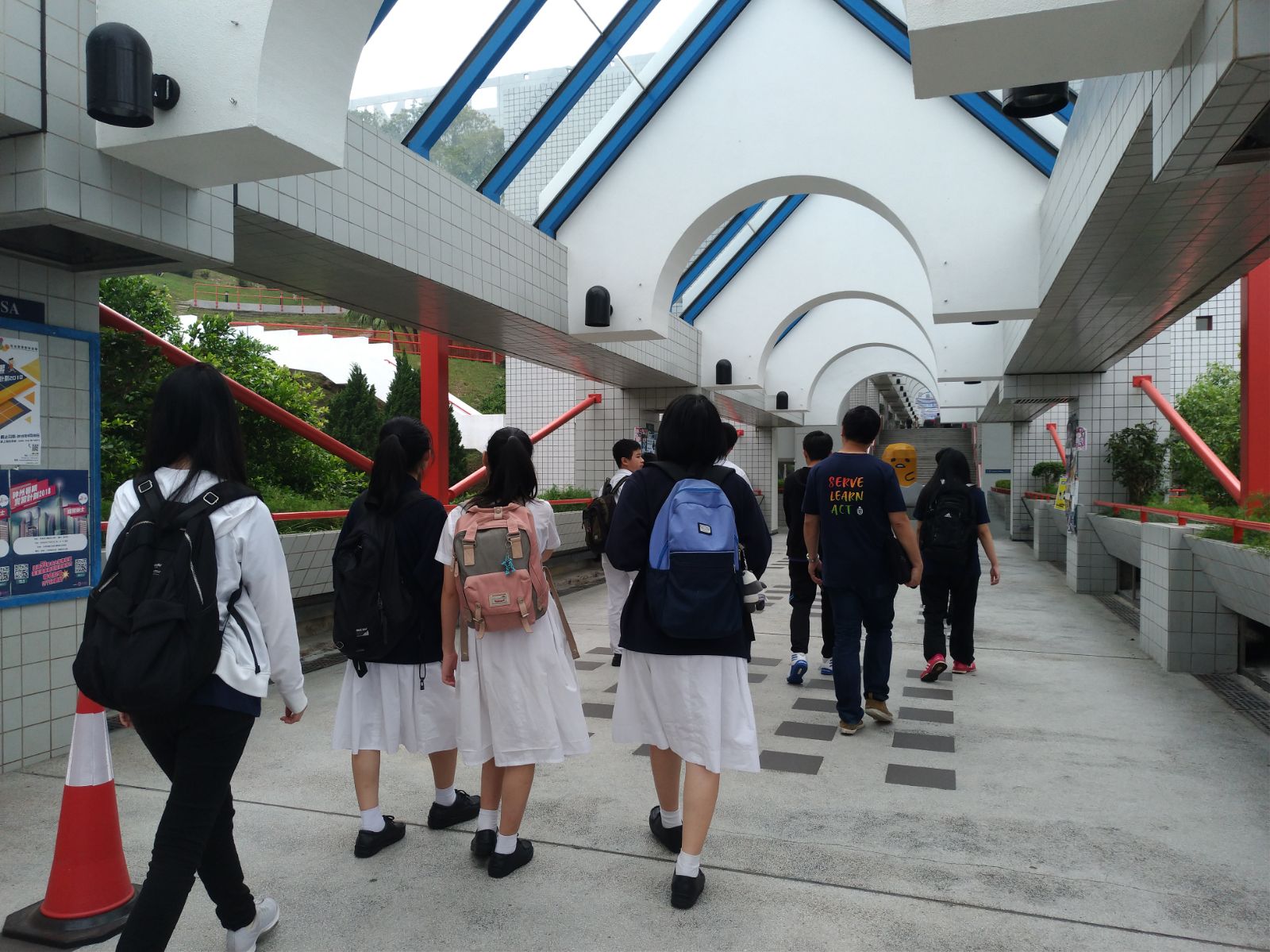 Visiting HKUST campus with volunteers.
