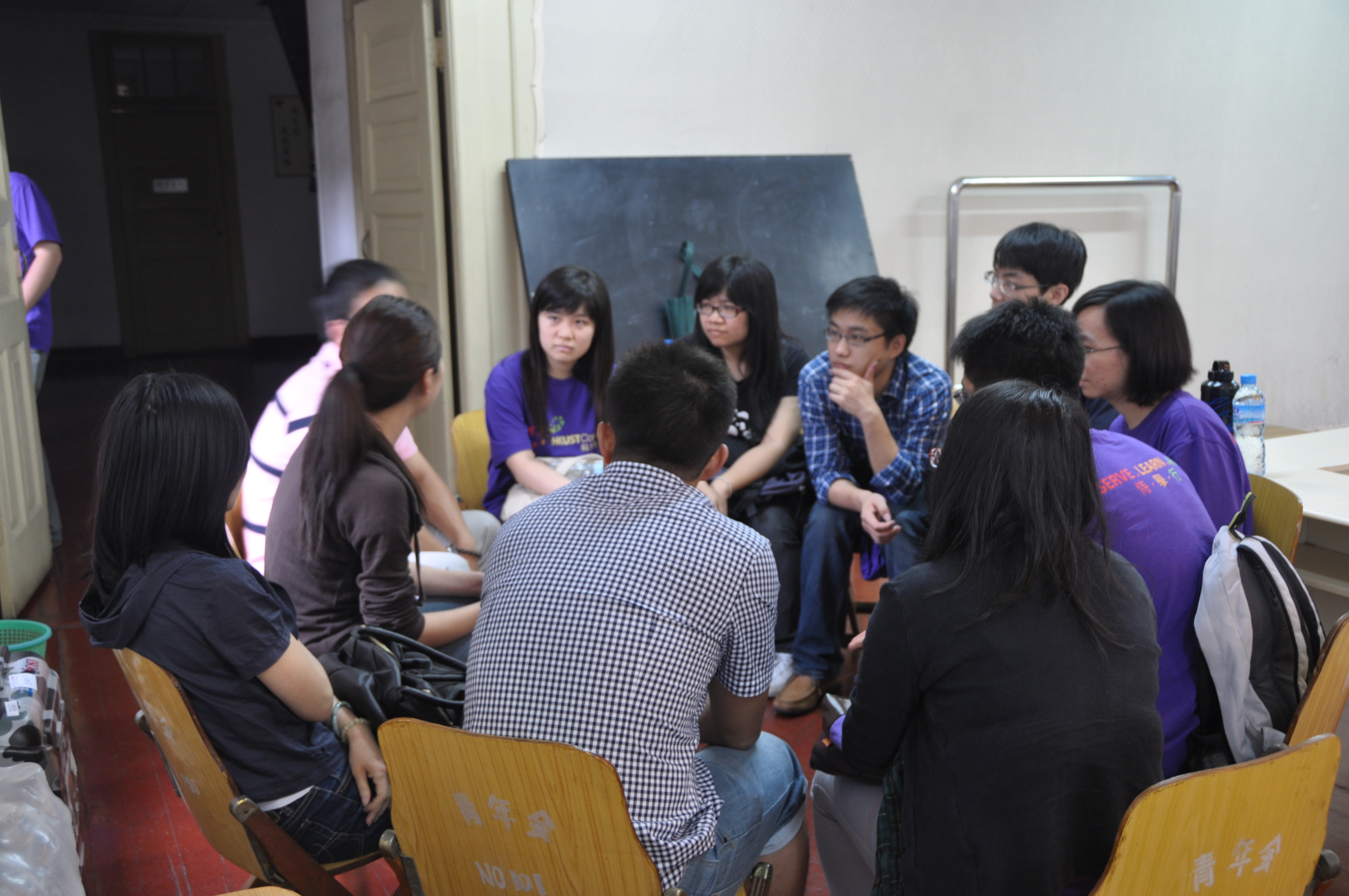 Students listening to the local volunteers' sharing attentively.