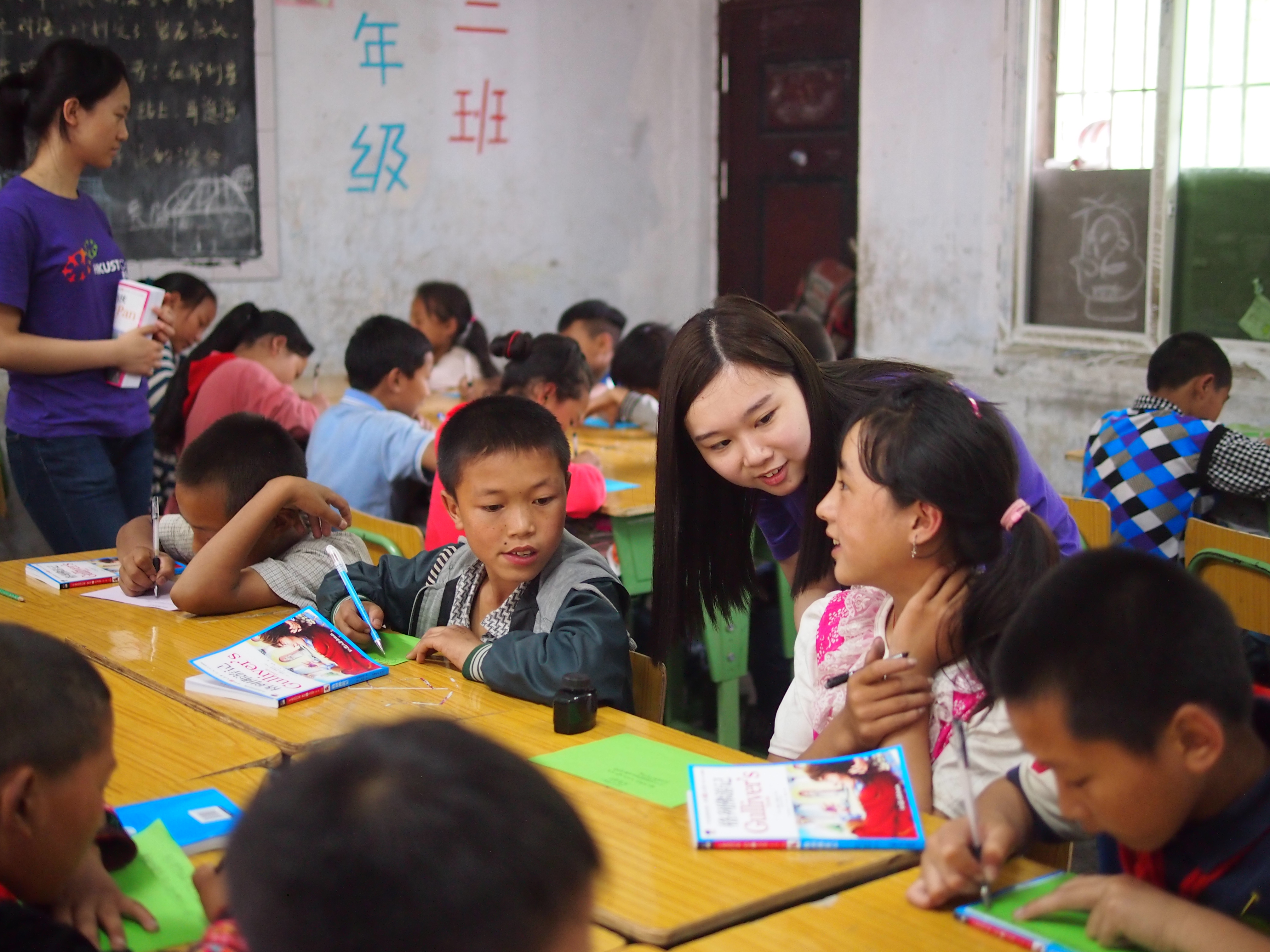 The children shaing her dream to our volunteer