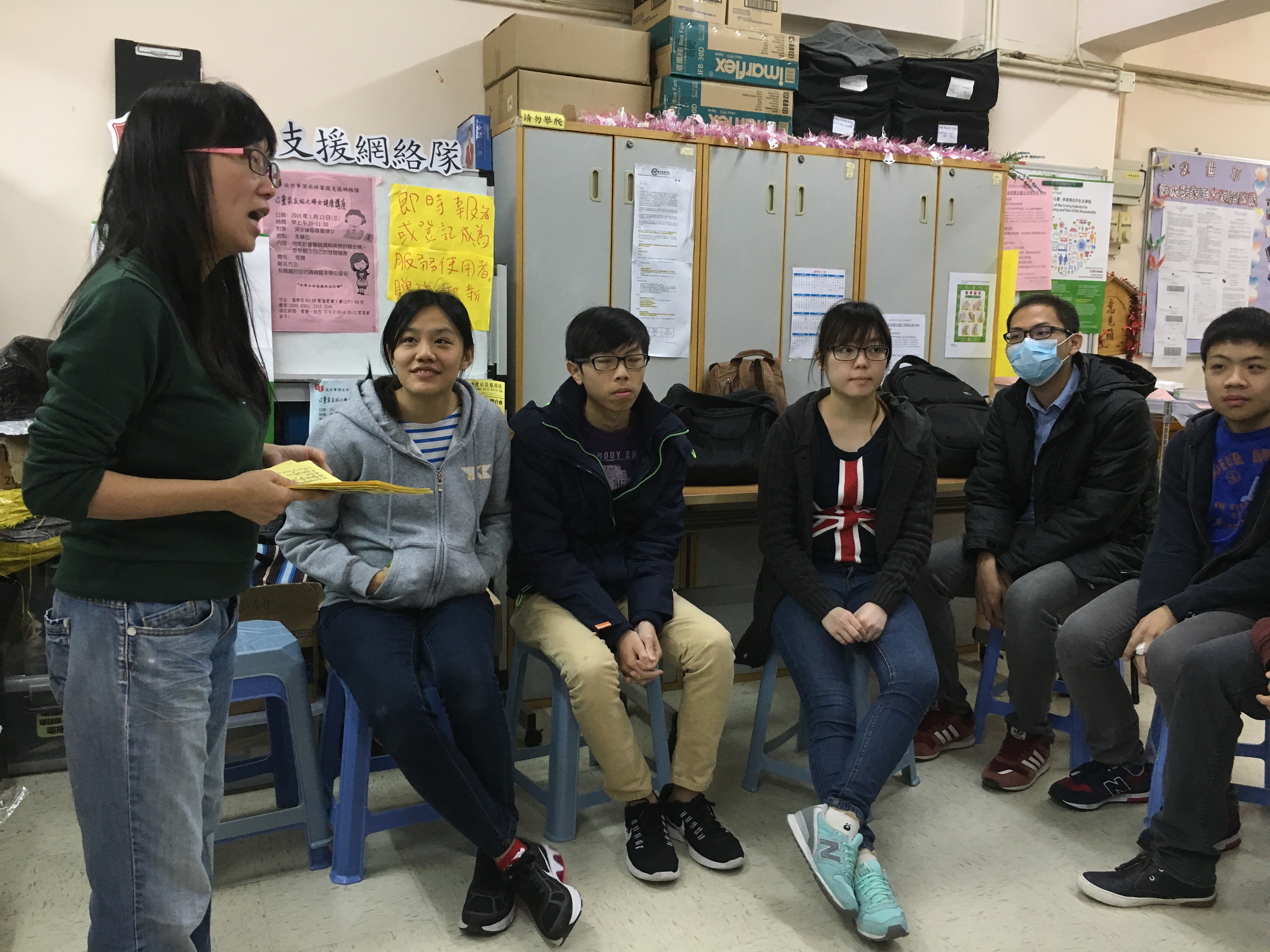 A social worker sharing about the Shum Shui Po community with the volunteers