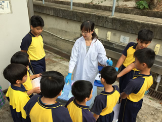 A volunteer is sharing some scientific knowledge