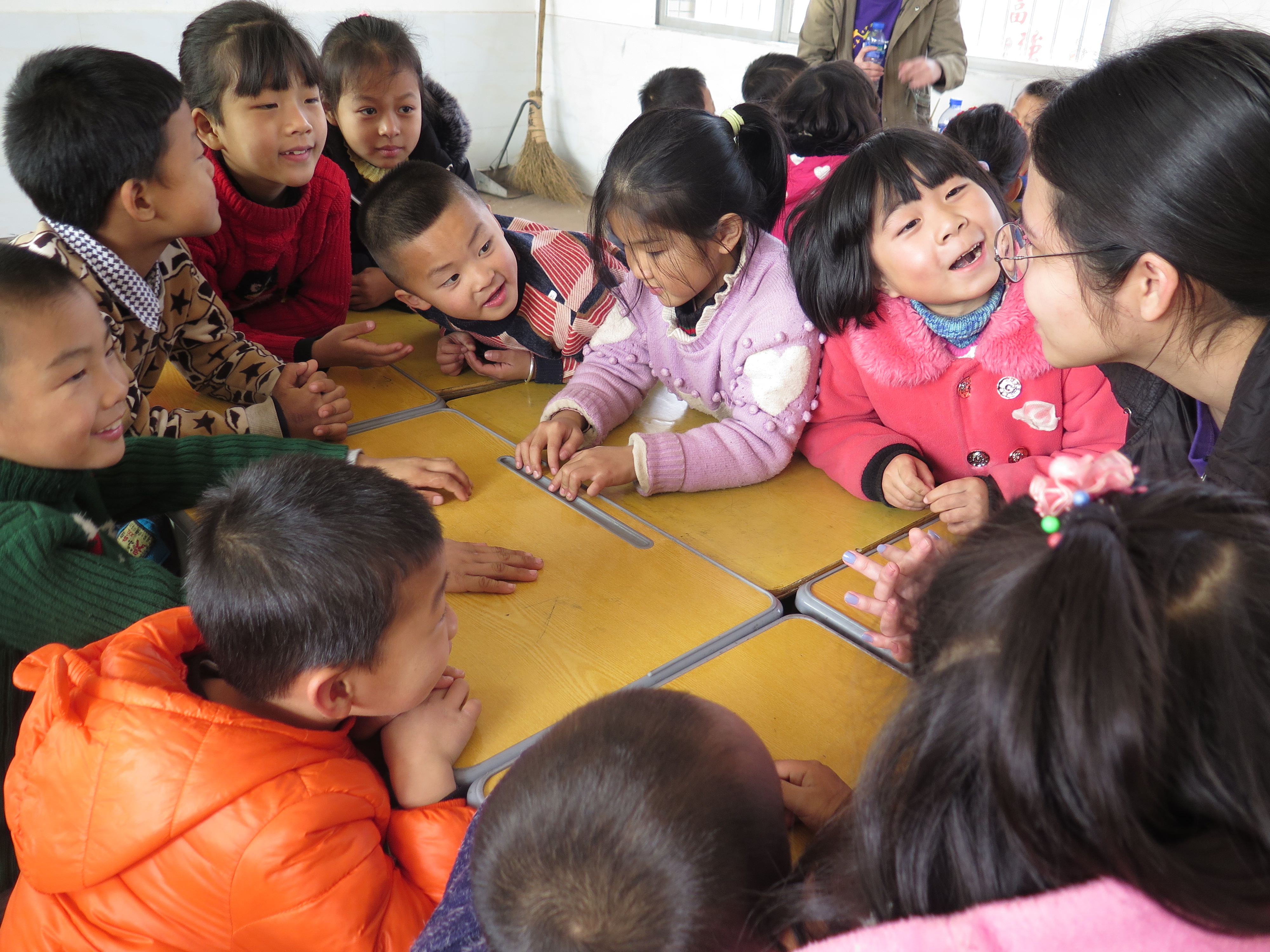 HKUST students and the left-behind children are introducing themselves to each other